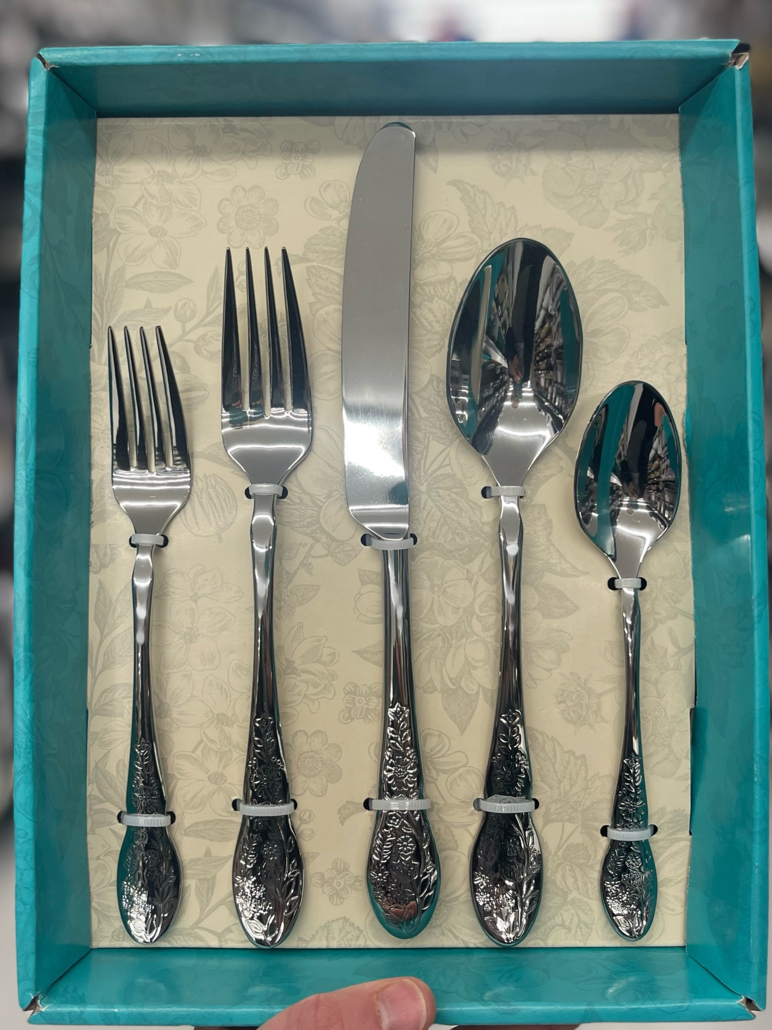 The Pioneer Woman Mazie Flatware Set 

Beautiful Floral Silverware Set for 4!  This set is so pretty and detailed.  

Silverware, floral pattern, The Pioneer Woman, Kitchen, Flatware 

#LTKHome