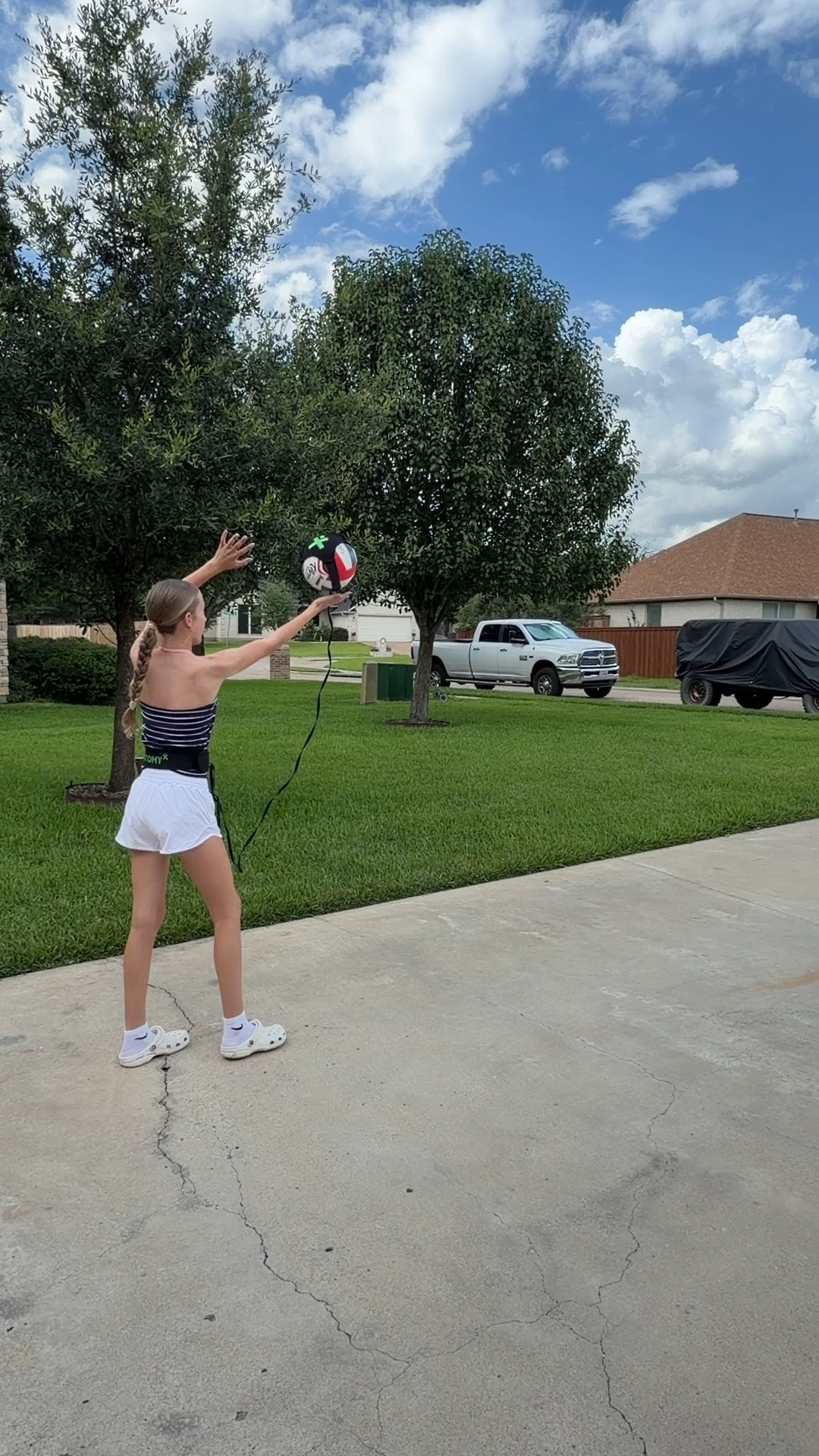 For your volleyball loving girls who want to practice anytime/anywhere! This volleyball set allows them to practice & not have to chase the ball each time. It’s a win for everyone! 🏐