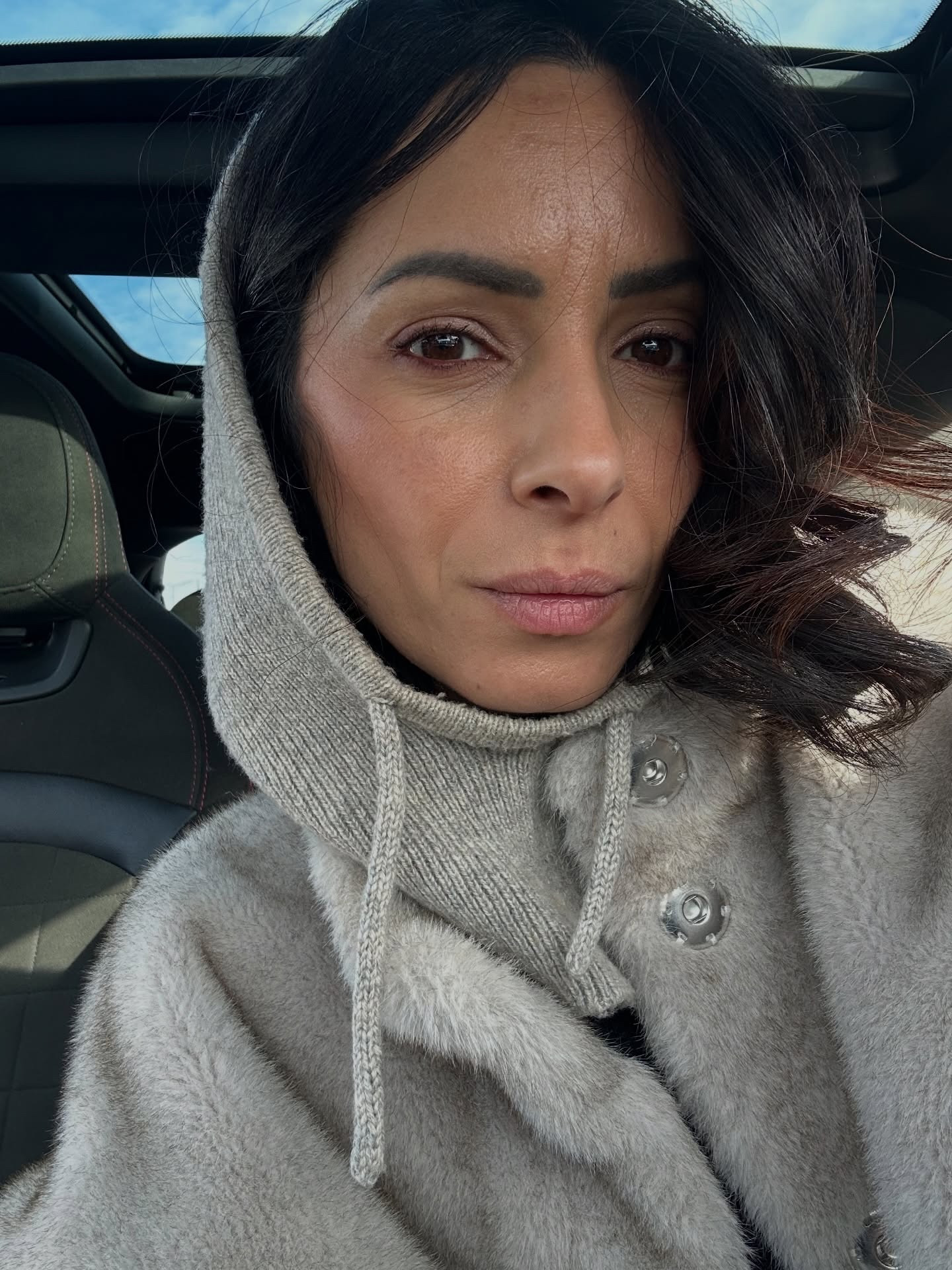 Je reprend là où j’e étais restée 😅 je vous prépare les liens sur mon shop LTK @ltk.europe 

Outfit, faux fur, cagoule, Mercer brand, style, inspo, over 40,