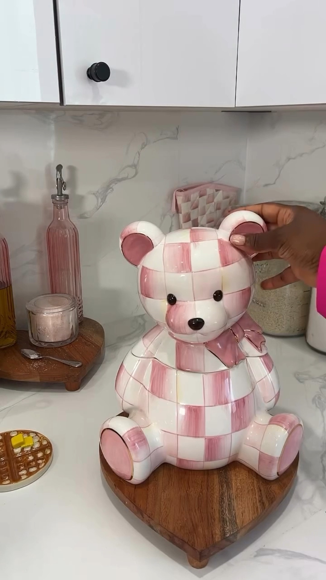 As one season ends a new season begins. Saying goodbye to my millennial pink kitchen until next spring. Fall is coming. 🎃🍂

#fyp #lecreuset #kitchen #fall #cookware #luxury #pink #autumn #cooking