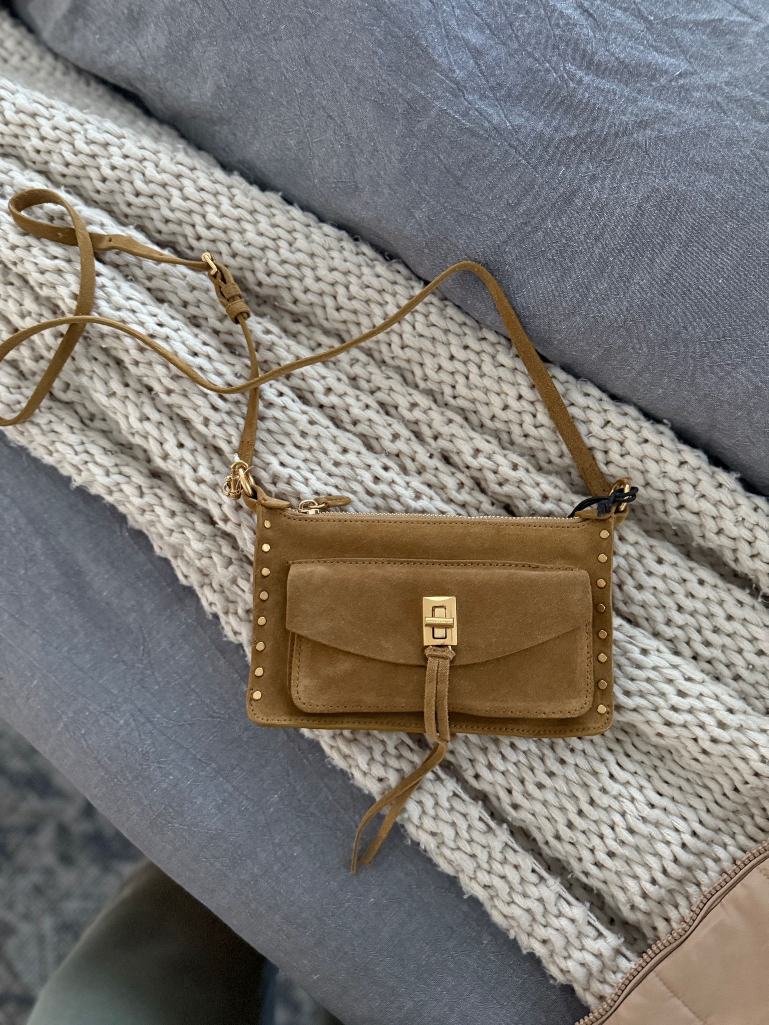 New suede crossbody bag and I’m obsessed 😍 

#LTKItBag #LTKStyleTip