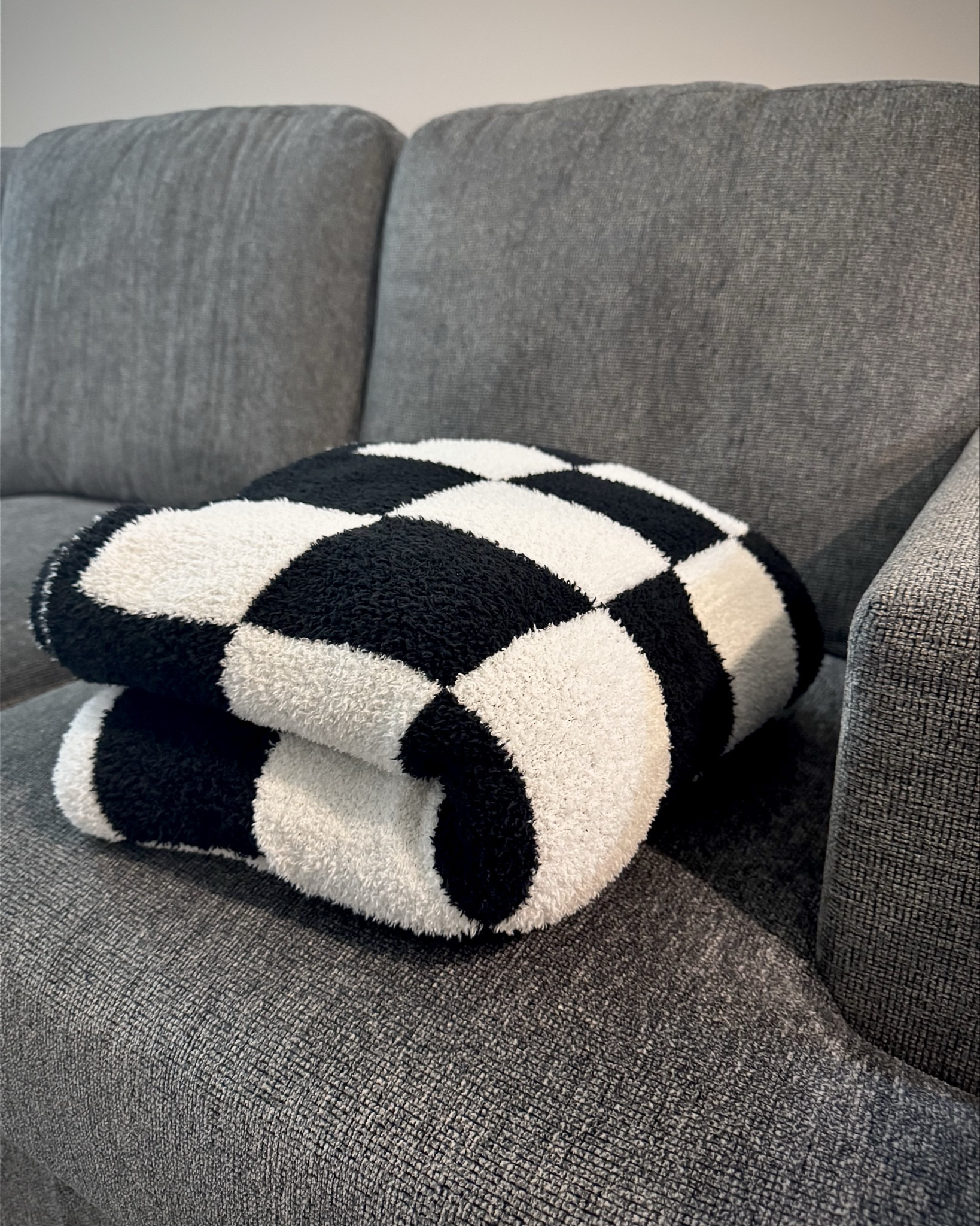 Barefoot dupe!! The cutest and softest blanket ever 

#LTKFindsUnder50 #LTKHome