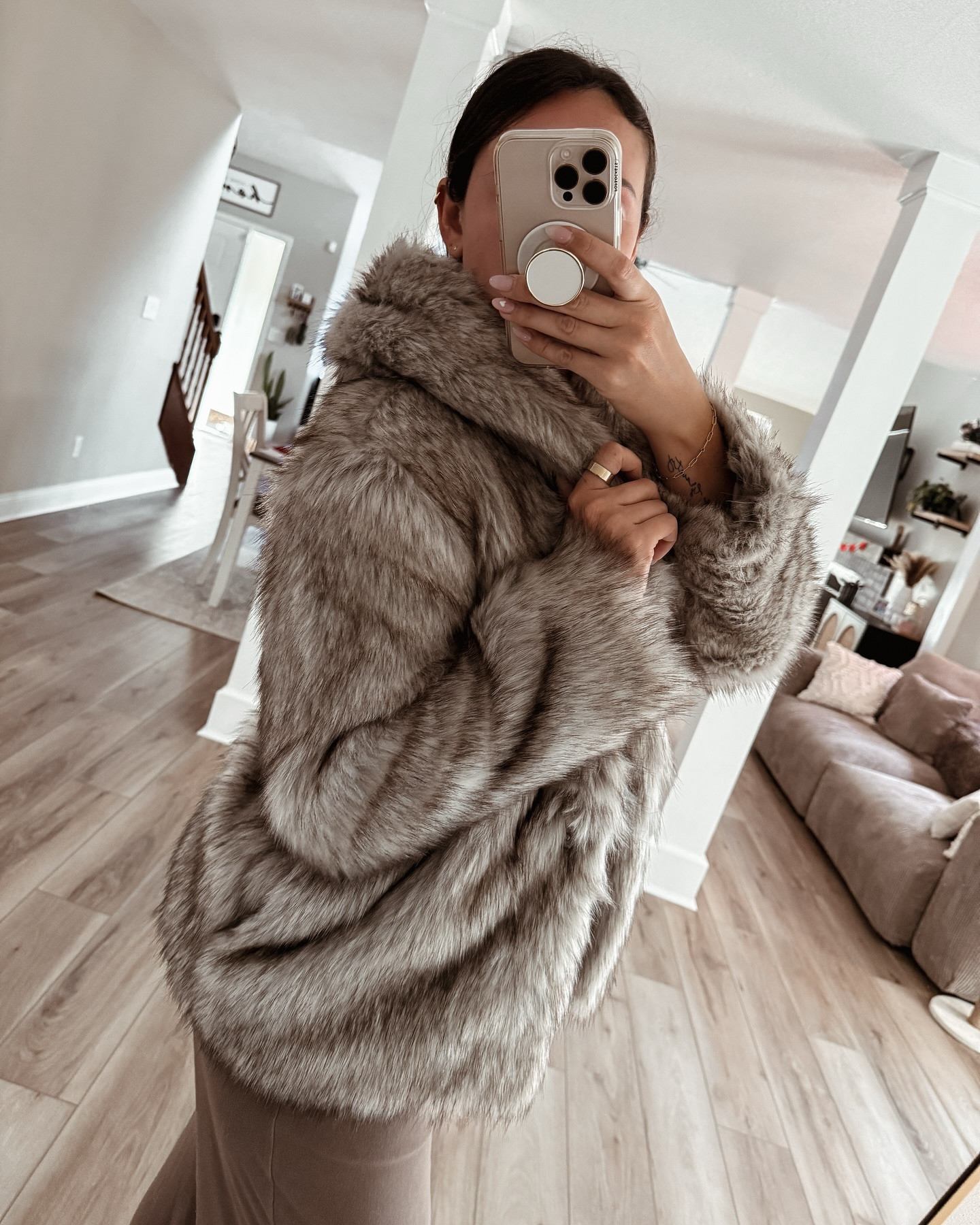 I need it to get cool again so I can wear this coat 😭 @abercrombie 
•
•
•
#fauxfur #furcoat #abercrombie #wintercoat #greycoat #winterstyle #ltkfashion