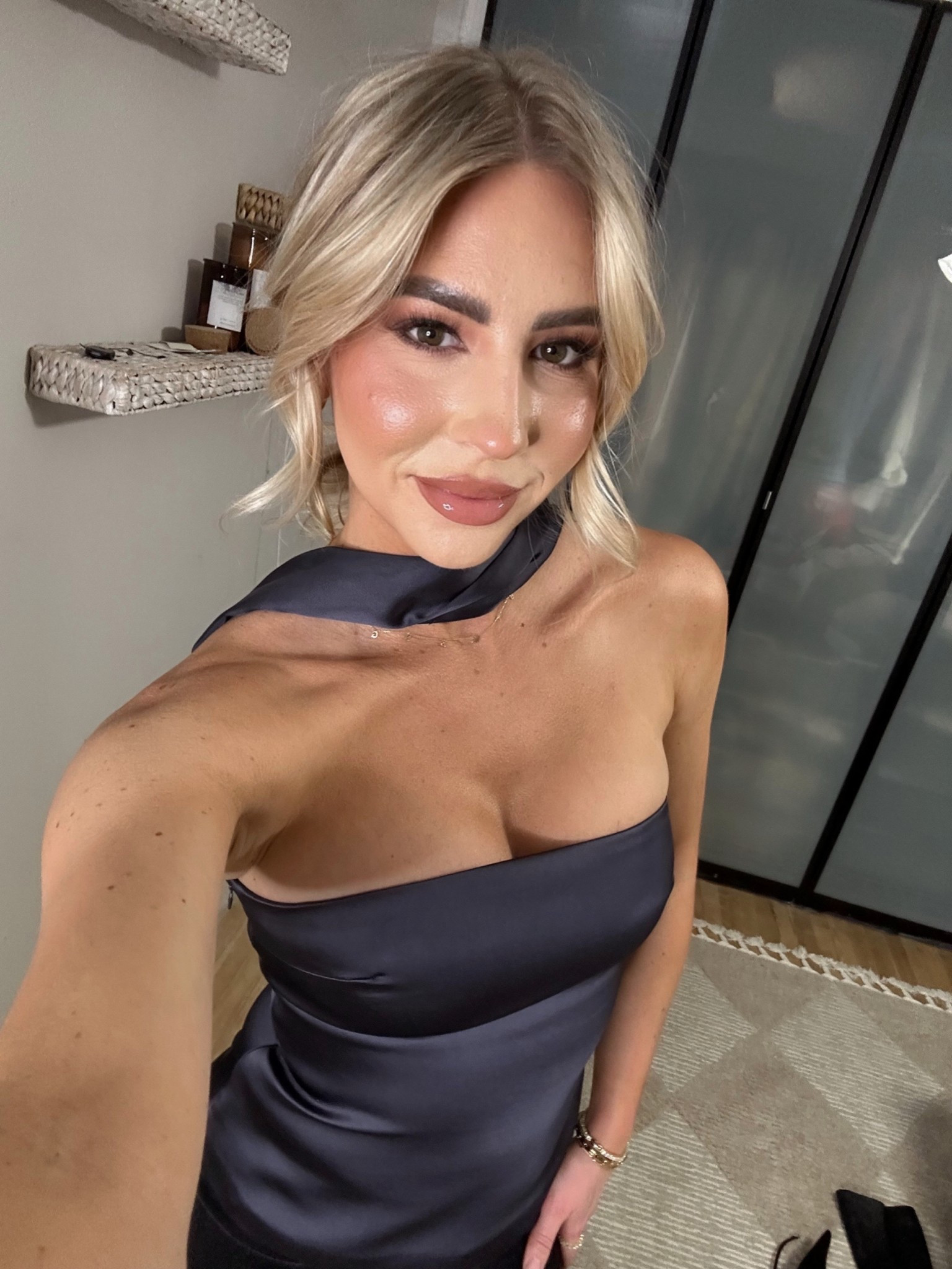 Glowy night out makeup 

#LTKStyleTip #LTKBeauty