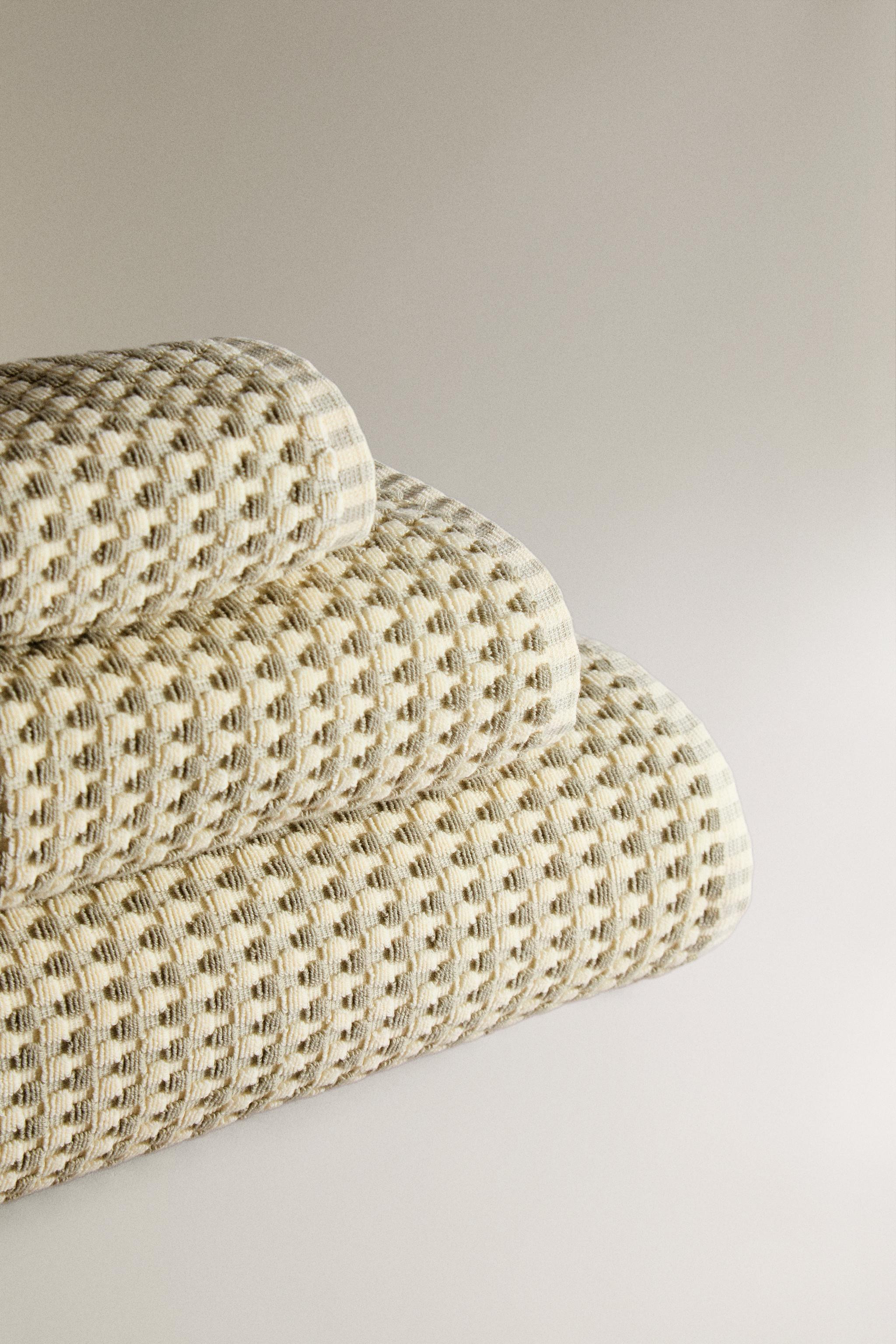 TEXTURED COTTON BATH TOWEL | Zara US