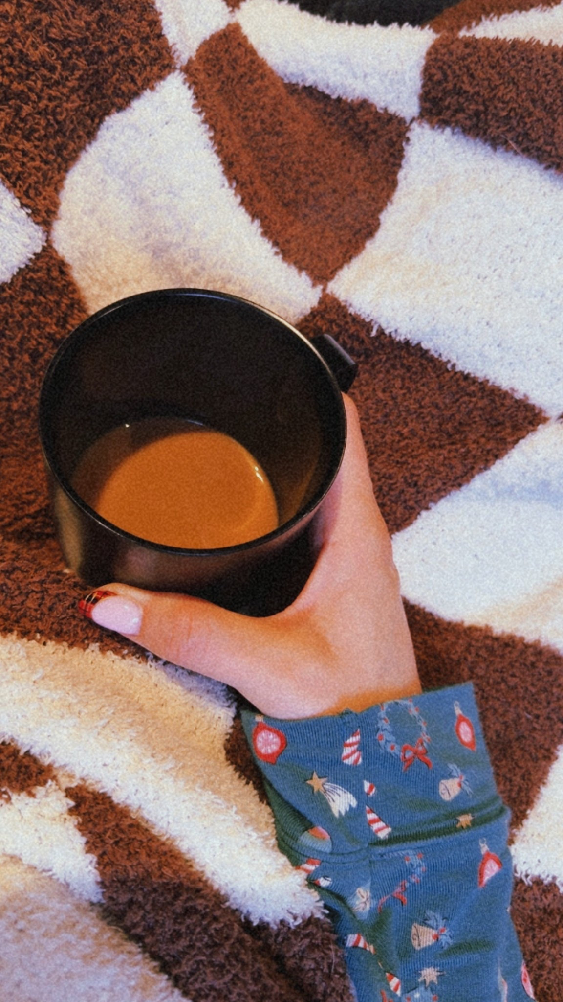 Sunday Essentials ✨🎄❤️🎁

Cozy blanket.
Warm cup of coffee. 
Christmas Jammies. 

#LTKmomlife #LTKHoliday #LTKGiftGuide