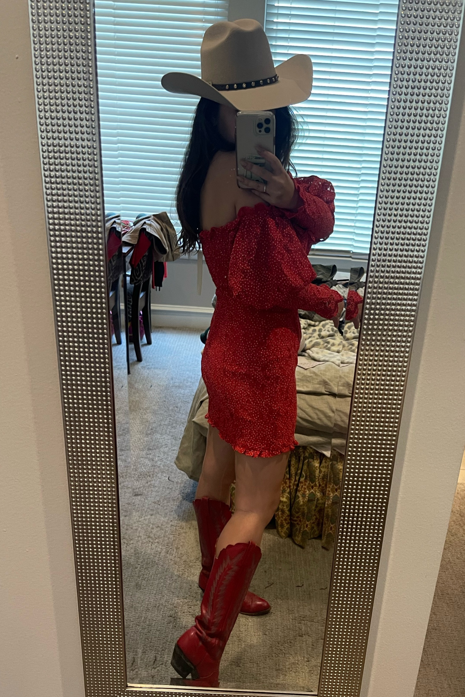 This dress needs a moment 💋 