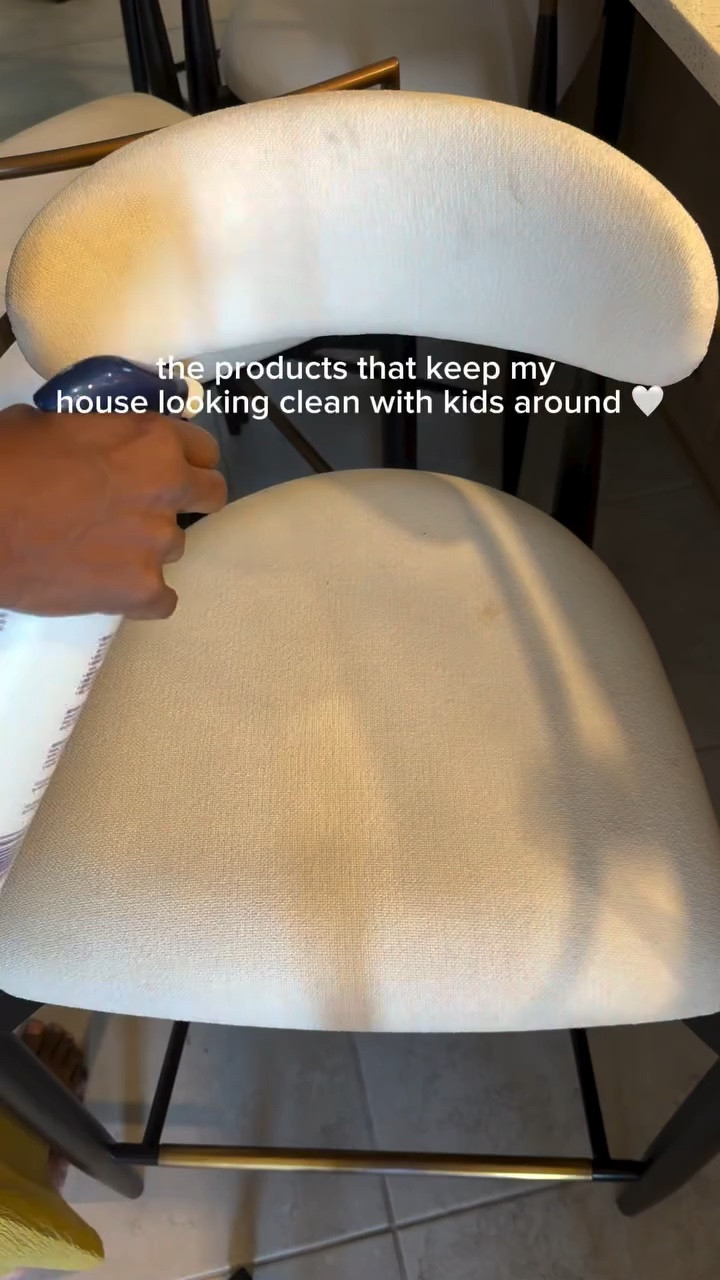 Comment CLEAN and I’ll send you all my cleaning favorites ✨

Fingerprints, smudges, water spots… my house was staying messy for less than 5 minutes 😭
#cleanhome #cleaningmotivation #homecleaning #cleaningtips #kitchencleaning glasscleaning cleanwithme homehacks homeessentials cleaningproducts organizedhome appliancecleaning homeinspo momlife homecare