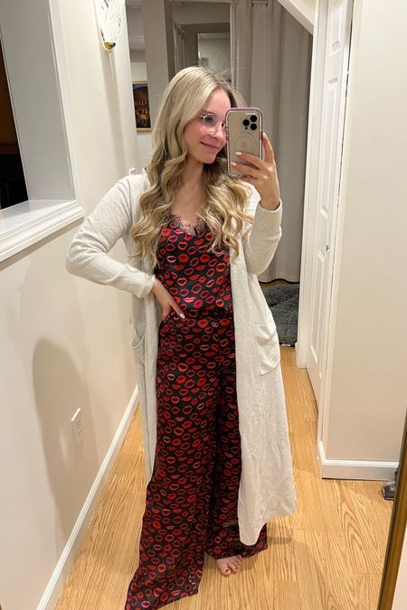Wearing an XS in robe, small in PJs (top and bottom) but could have probably done an XS

Valentine’s Day, red dress, silk pjs, silk pajamas, barefoot dreams robe

#LTKunder100 #LTKSeasonal