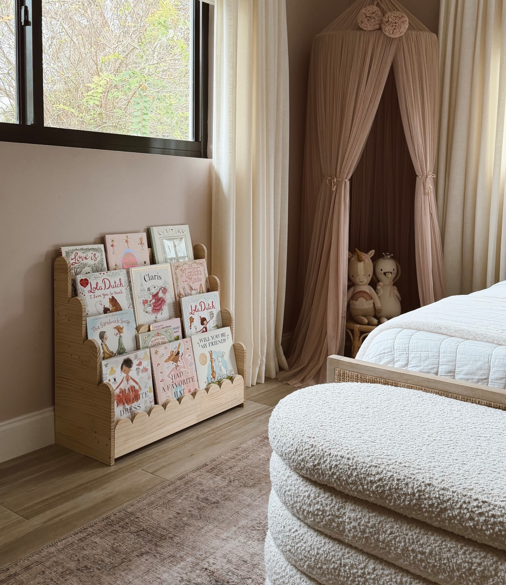 In love with this cutie bookshelf 🎀✨🥲

#bookshelf #girlsroom #kidsroom #toddlerroom #kidsbooks #pinkroom #girlsroominspo #canopy #rug #bouclebench #homedecor 

#LTKHome #LTKKids #LTKFindsUnder100