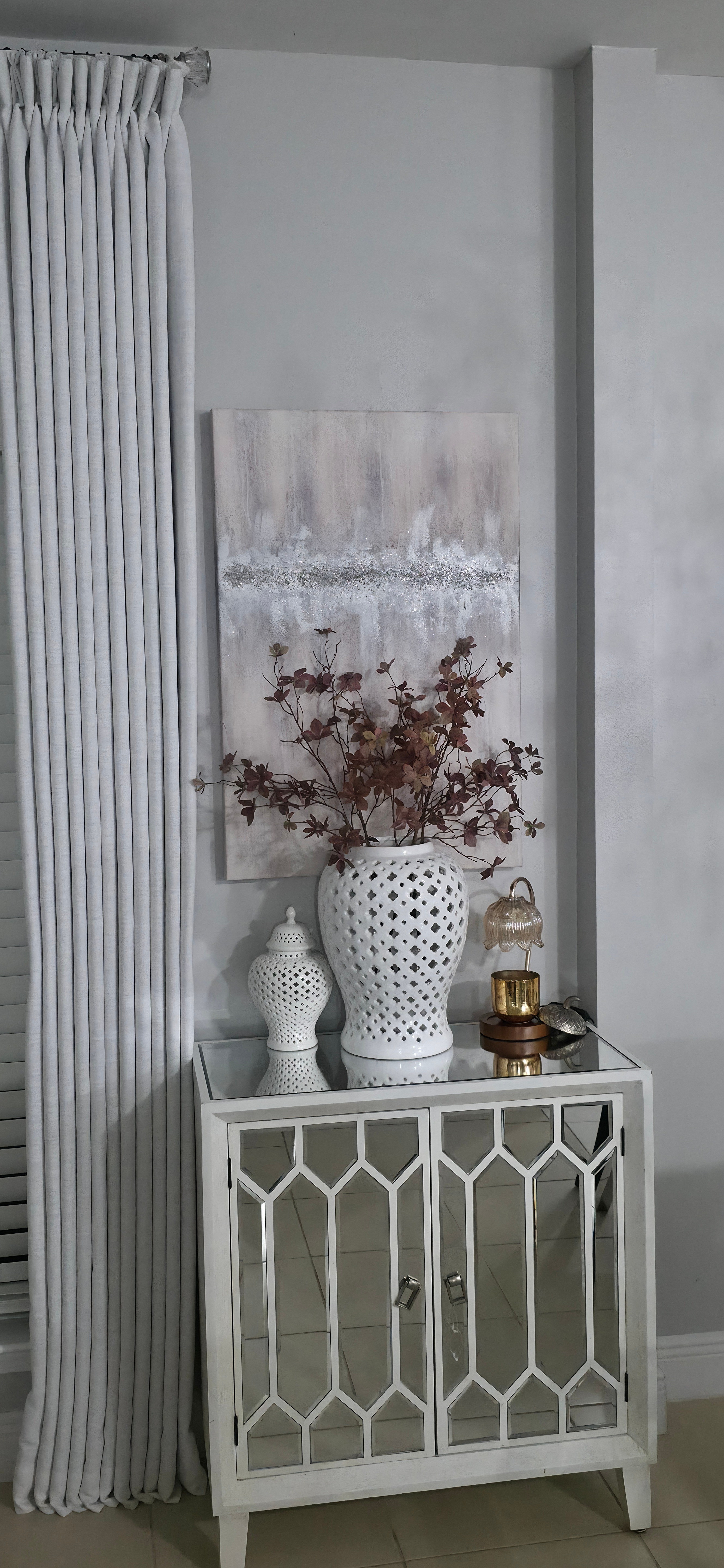 🍁 Decoración de otoño 2025Crea un rincón acogedor y elegante en casa con estos detalles que marcan la diferencia.Incluye un mueble de espejos, jarrones decorativos estilo Jingle Jar con ramas en tonos tierra, una candle warming lamp perfecta para dar calidez sin encender la vela, un lienzo en canvas para la pared y cortinas de TWOPAGES que elevan todo el espacio.🛒 Encuentra aquí cada pieza para recrear este look en tu hogar esta temporada.#FallDecor2025 #LTKHome #LTKFinds #LTKDecor #AmazonHome #FallVibes #HomeStyle #DecorInspo #FallCornerDecor #HomeStyling #EspaciosConEstilo #RincónAcogedor #AutumnTouches #LTKSeasonal #HomeDetails #DecoraciónOtoñal

#LTKSeasonal #LTKHome #LTKU