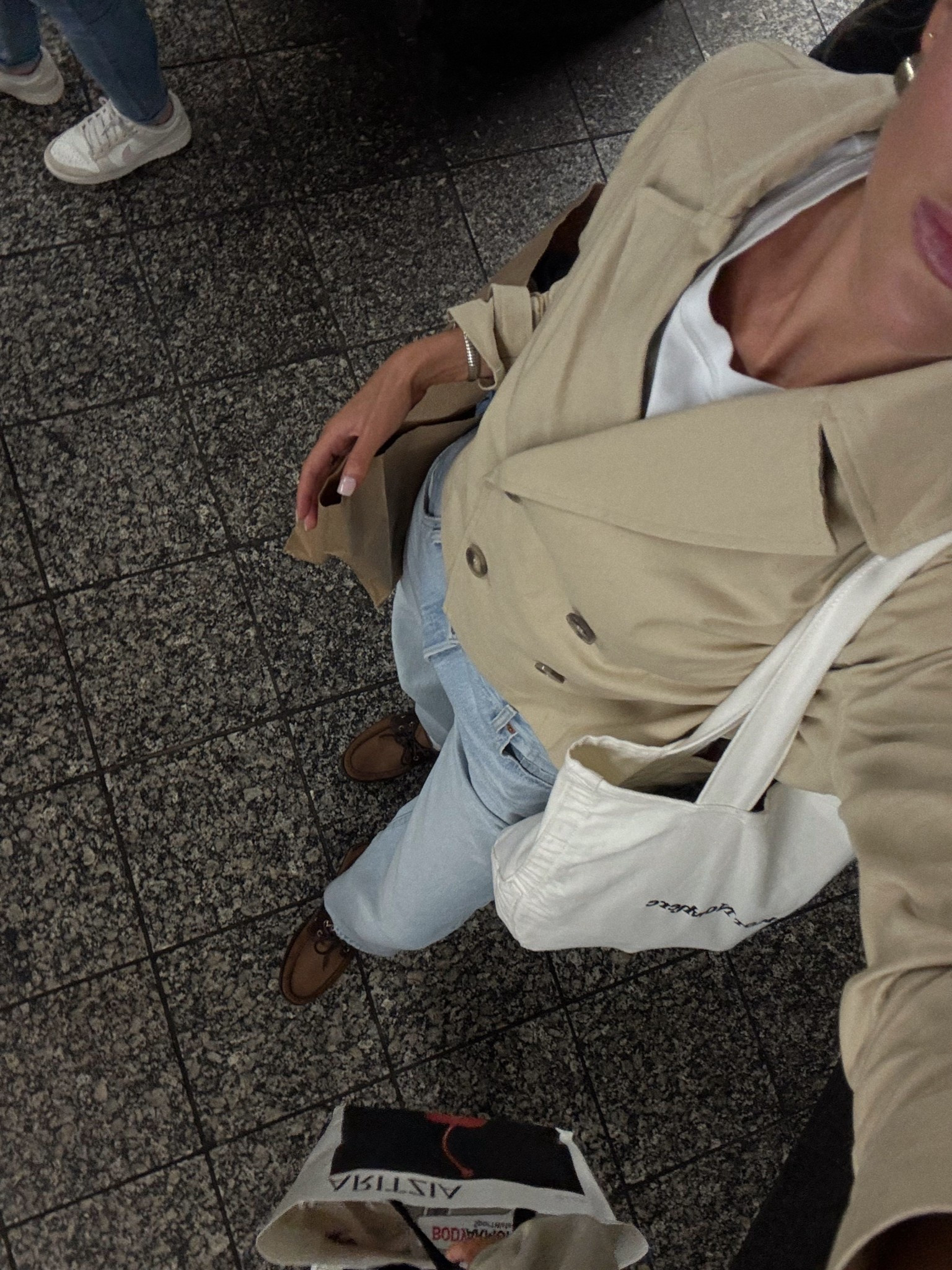 posting this fit again because it’s so perfect 

boat shoes , sperry’s , trench coat , mini trench , tote , nyc style 