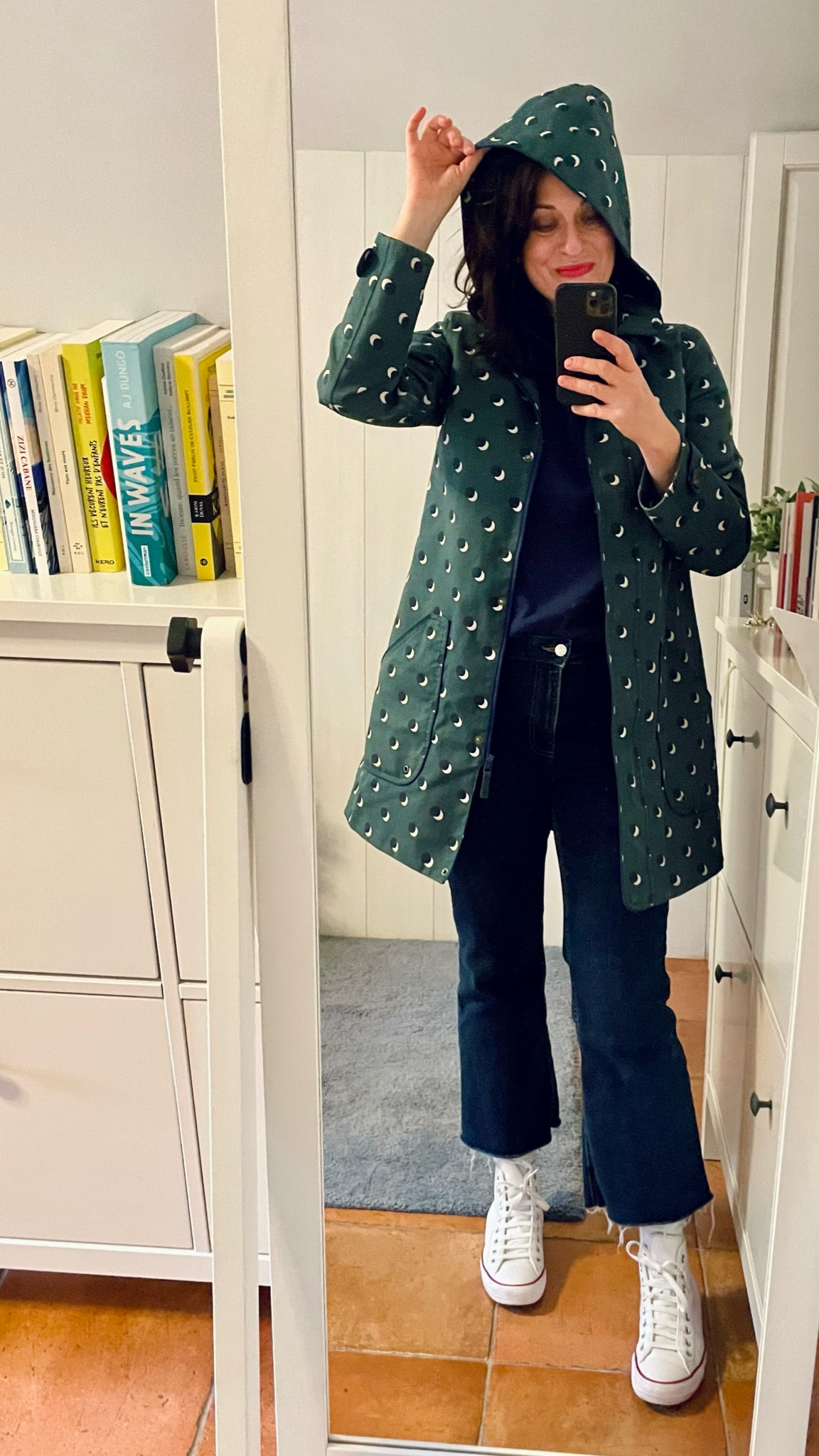 Printed raincoat / navy heavy cotton t-shirt Fruit of the Loom / Flare crop jeans Mango / White high tops Nike

#LTKeurope #LTKover40 #LTKmidsize