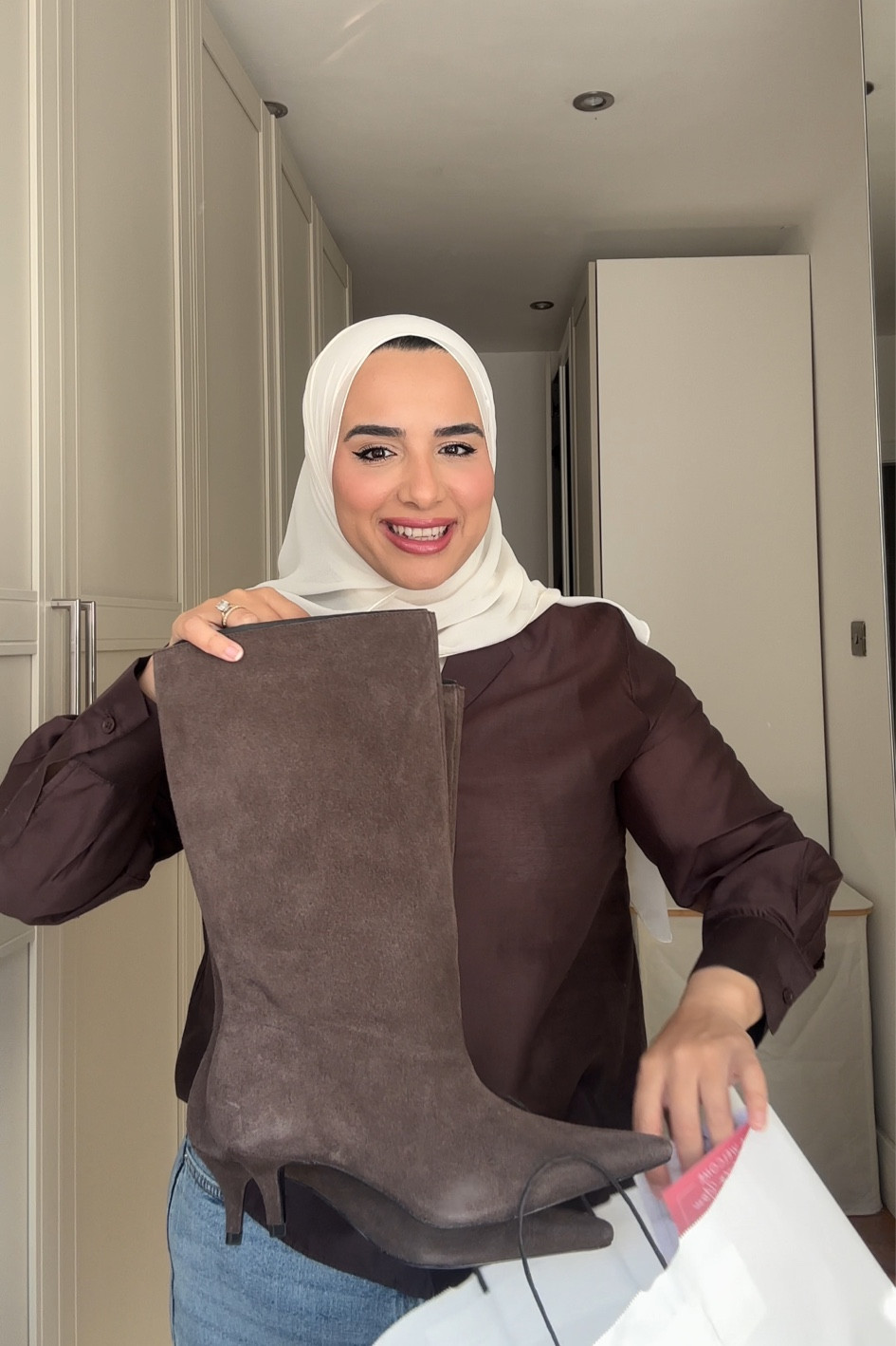 have we just found the perfect suede kitten heel boot for autumn? I always love going for real suede and these look gorgeous! Let’s talk about  slouchy kitten heel boot vs a sock boot, it adds more volume and balance to the look when you don’t want something to look too sleek. Also because they suede looks a little washed already you don’t have to worry about them loosing their ‘newness’ compared to usual faux suede! 

The boots are linked in my bio 

#mango #suedeboots #autumn #unboxing #boots 

#LTKwinter #LTKautumn #LTKFashionMonth