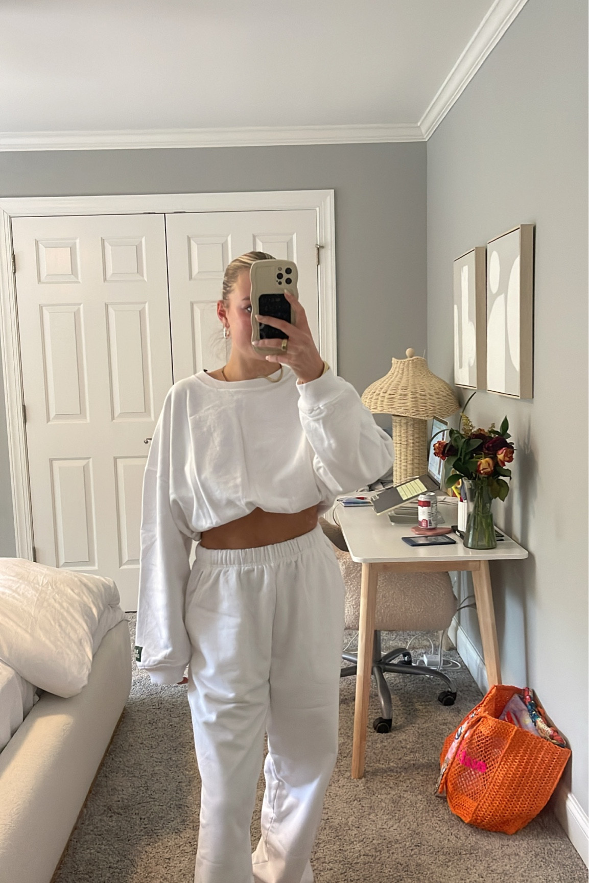 a new fav of mine! fits oversized 🤍

#dailydrills #athleisure #matchingset #bubblecrew #whiteset #comfy #style #summerfinds 