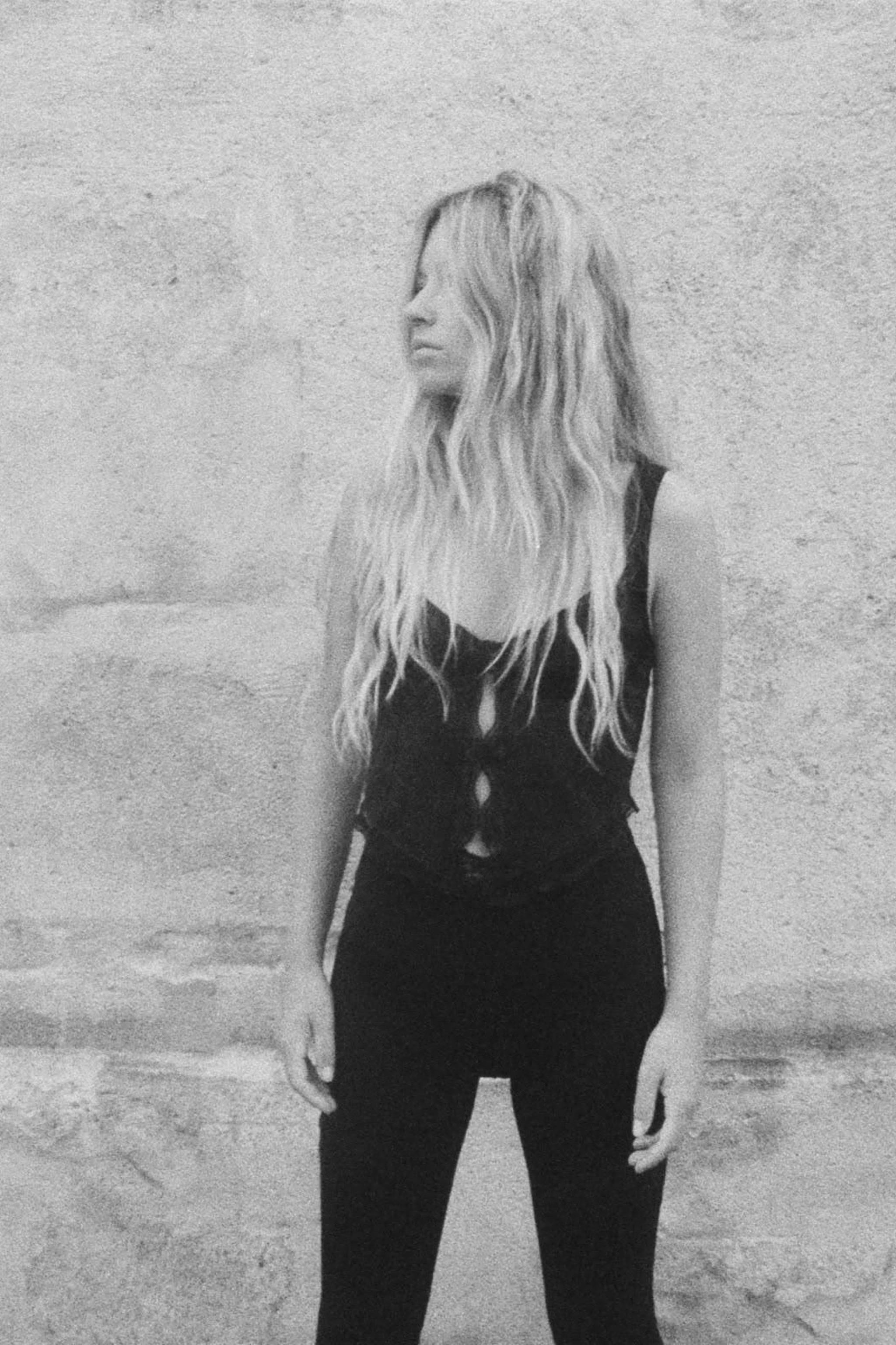Top made of stretchy fabric. Tonal lace detail and seam detailing. Front button closure. | Zara US