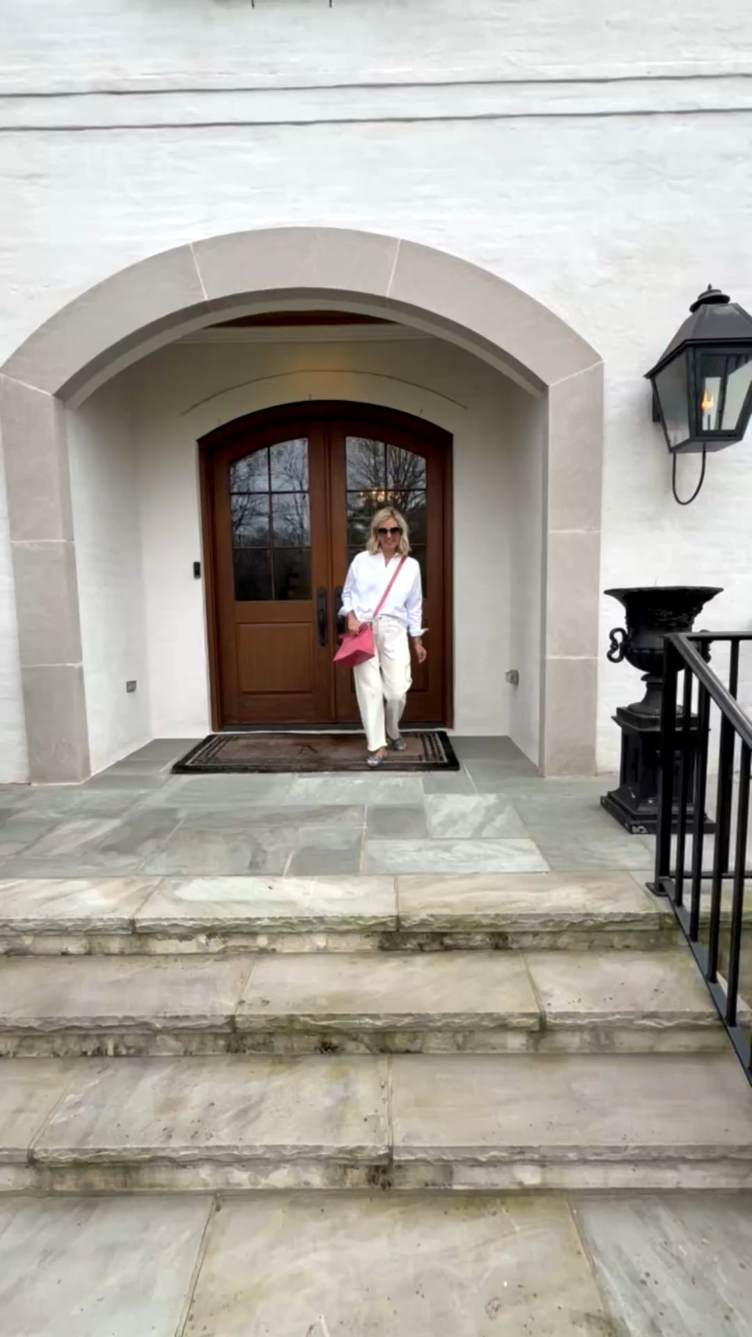 Love a crisp clean outfit and add pops of color with my bag and shoes. Just a  classic look! 
Blouse - xs
Jeans - 26
Sandal- 38.5 (size 1/2 up) 