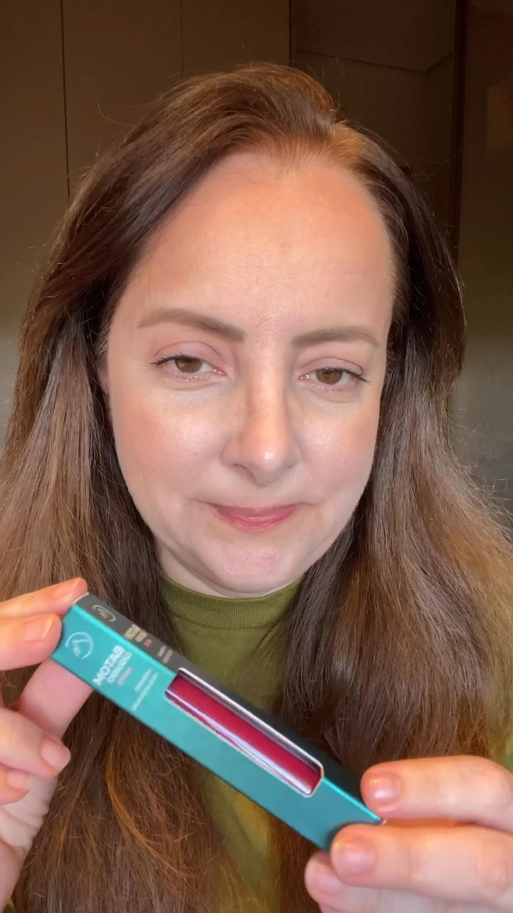 Descubra como fica nos lábios o batom líquido da Catharine Hill na cor Urban.

#LTKbrasil #LTKover50style #LTKbeauty