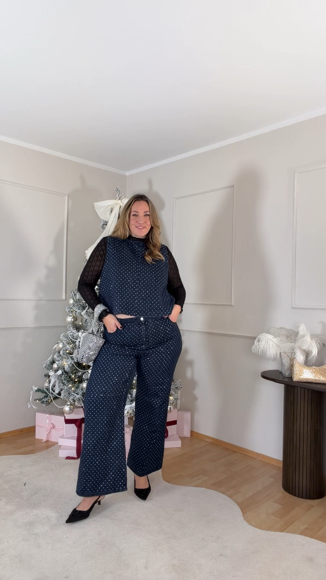 ✨ 31 Days of Plus Size Fashion – Day 7 ✨
Wir gehen rein in diesen wunderschönen Glitzer-Look! ✨ Ihr habt das Outfit ja schon beim letzten Mal so gefeiert – und heute gibt’s eine neue Kombi-Version.

Diesmal habe ich etwas unter das Shirt gezogen – perfekt für alle, die ihre Arme nicht so gern zeigen oder einfach ein bisschen mehr Wärme möchten. 🔥💁🏼‍♀️
Und ganz ehrlich: Ich liebe diesen Look einfach!

Wie immer habe ich euch alles verlinkt – plus ein paar tolle Alternativen. ✨

#LTKdeutschland #LTKfestive #LTKplussize
