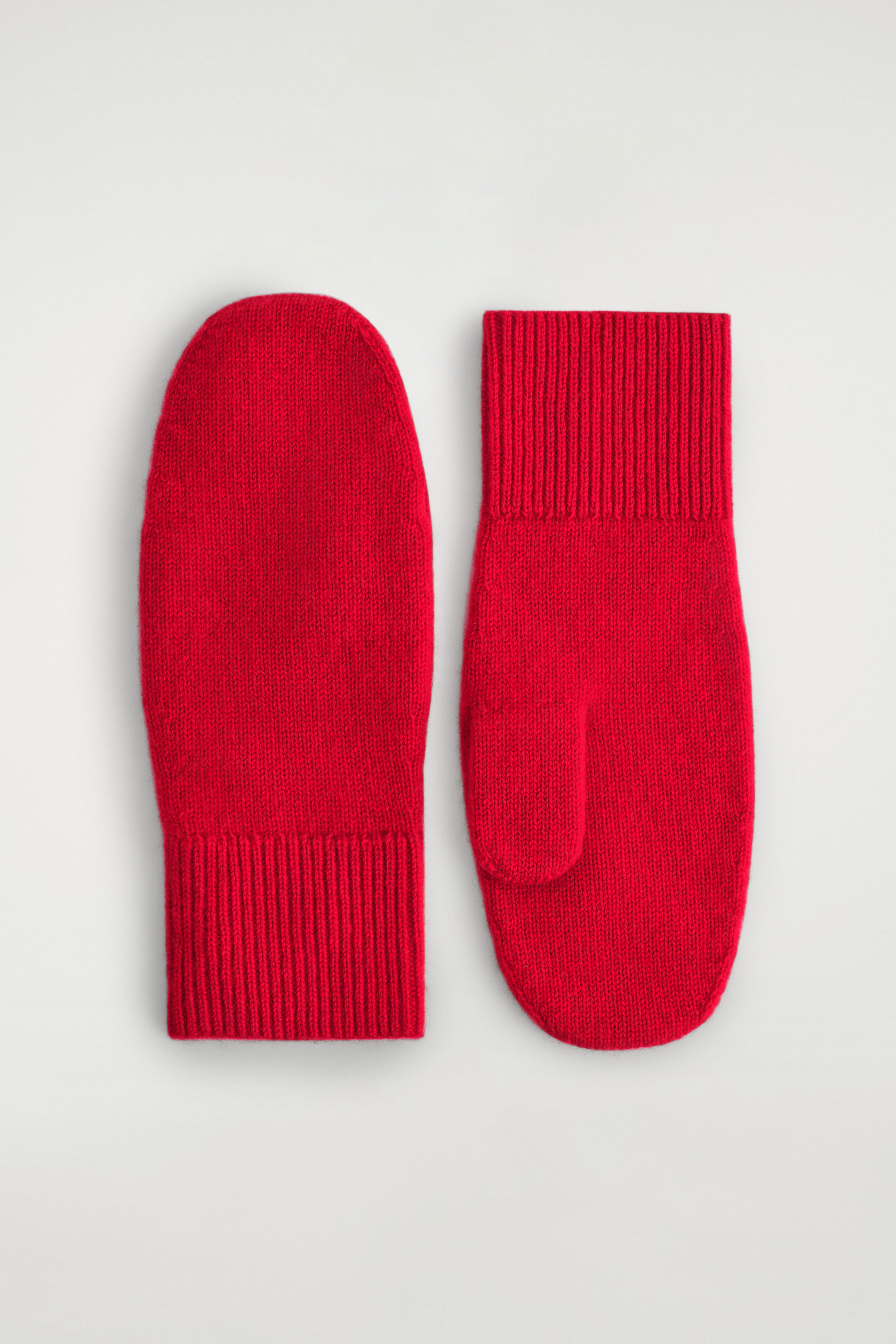CASHMERE MITTENS - RED | COS GB | COS UK