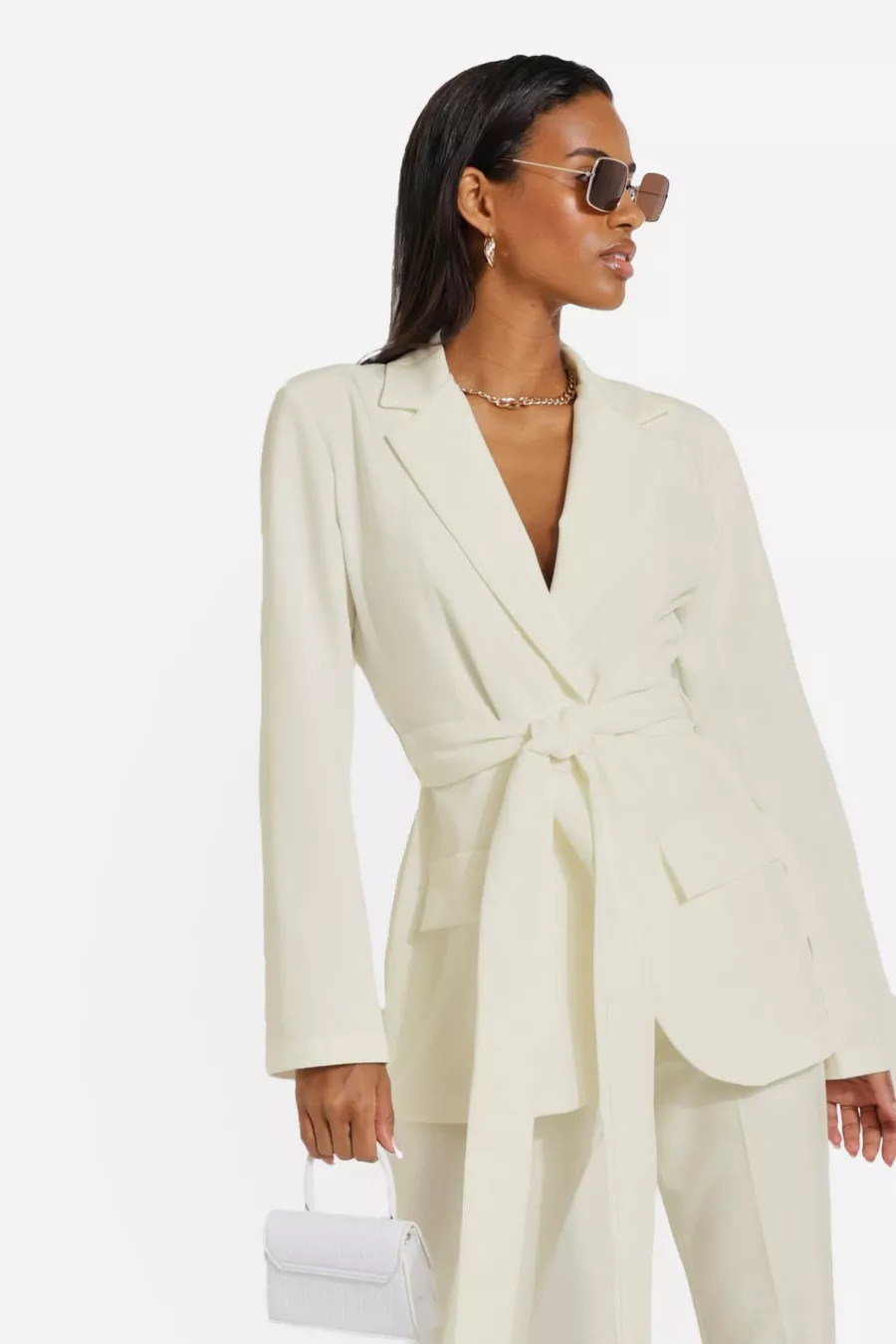 Blazer de costume à attaches | Boohoo.com (FR)