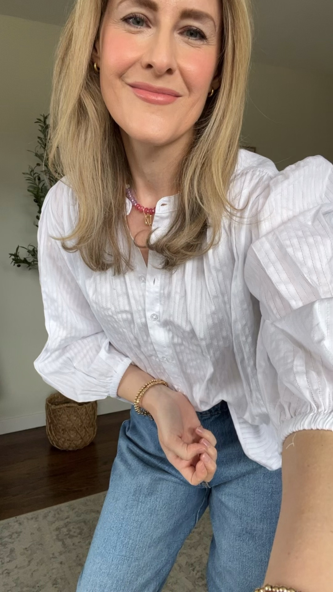 Can never have too many white shirts and great jeans! These remind me of Madewell. I’m wearing medium in the top (could also have done a small) and my usual 6 in the jeans.  #walmartfashion 