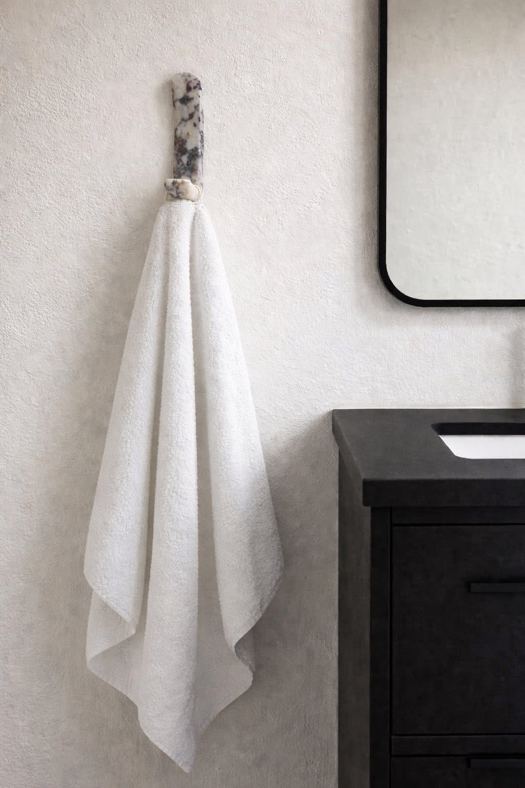 Ah!! Love this new find! Calacatta marble wall hooks. Perfect for bathroom, entryway / mudroom, or closet 😍😍 SO luxe