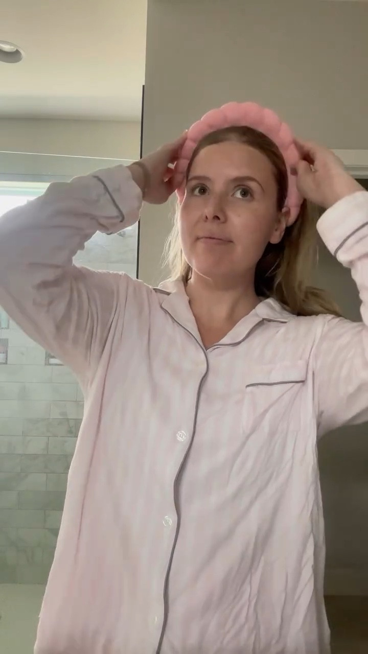 Do you wear sunscreen daily? I’ve been loving this sunless tanner serum + sunscreen combo from @mimosalane for my everyday skincare routine for working from home + workouts!

#skincareroutine #mimosalane #ltkskincare #shopltk #sunlesstanner #sunscreeneveryday