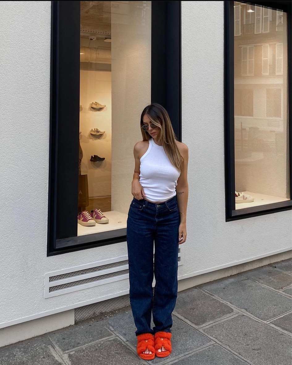 Look du jour 

débardeur blanc côtelé, débardeur basique en coton, jean classique Levi’s, jean bleu foncé, sandales Hermès Chypre, Chypre en mouton oranges, Hermès 

#LTKshoecrush #LTKstyletip