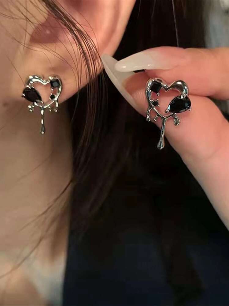 ROMWE Goth Rhinestone Detail Heart Shaped Stud Earrings | SHEIN