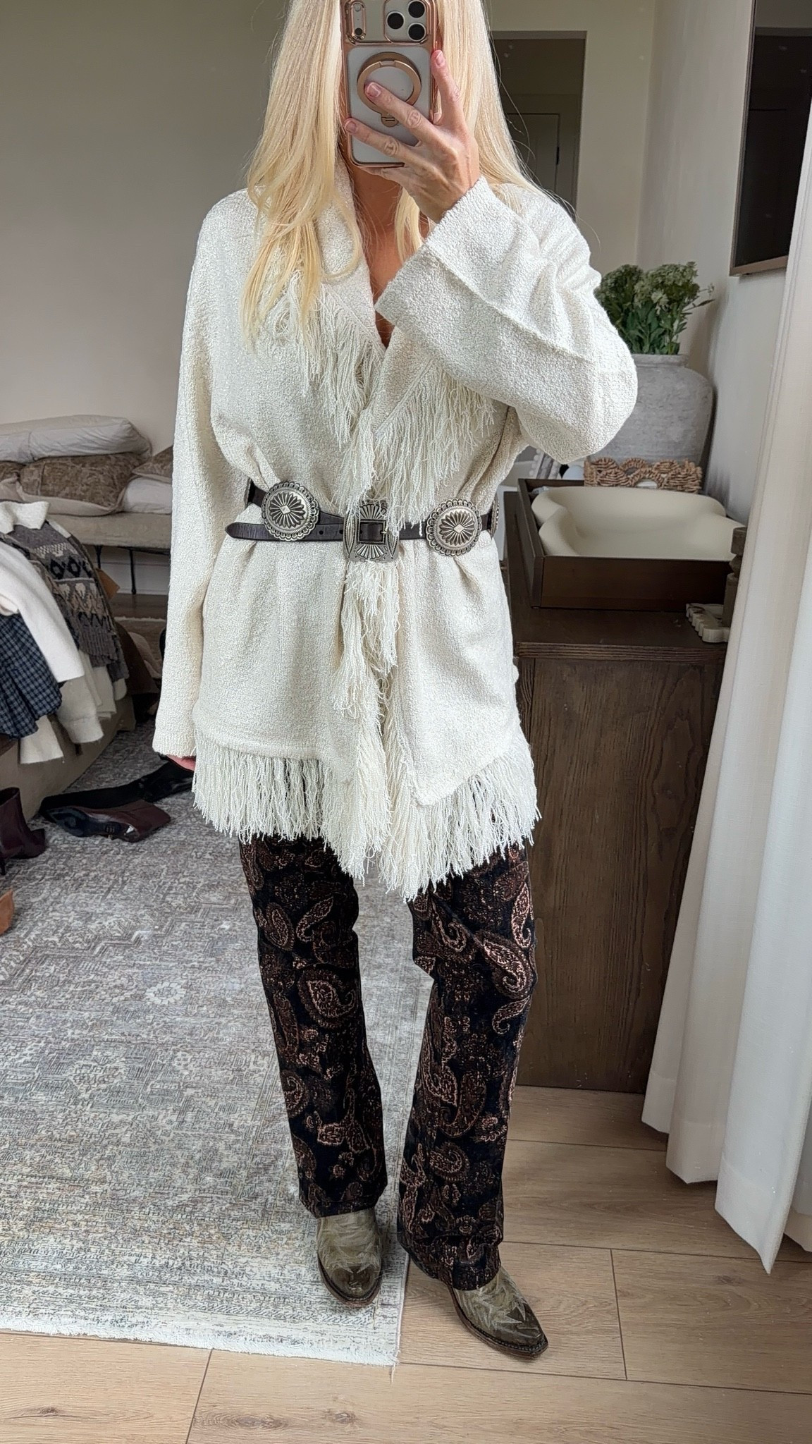 SIZE: small in cardigan ($$ - also linked similar), med in tee, 28 in pants, boots run tts (exact color sold out - linked in a diff color)! #kathleenpost

Fall transition outfit, mountain chic, casual mountain outfit, mountain vacay