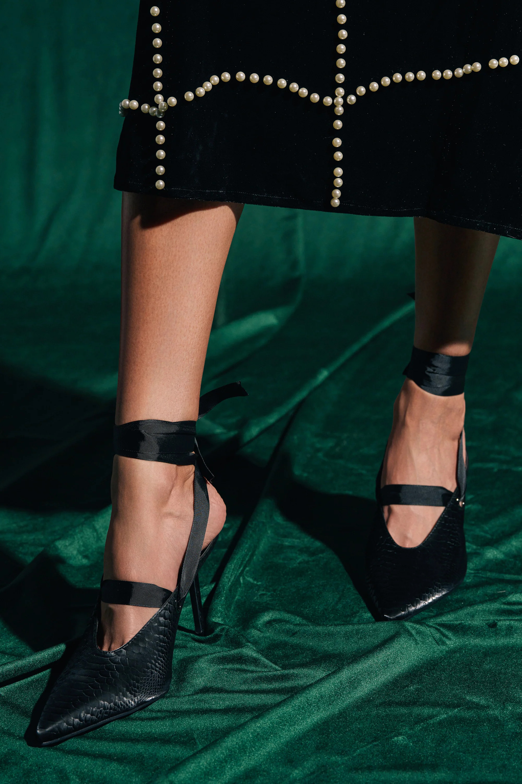 AZALEA WANG DRODZOV BLACK LIQUID LUXE RIBBON TIE PUMP | AKIRA