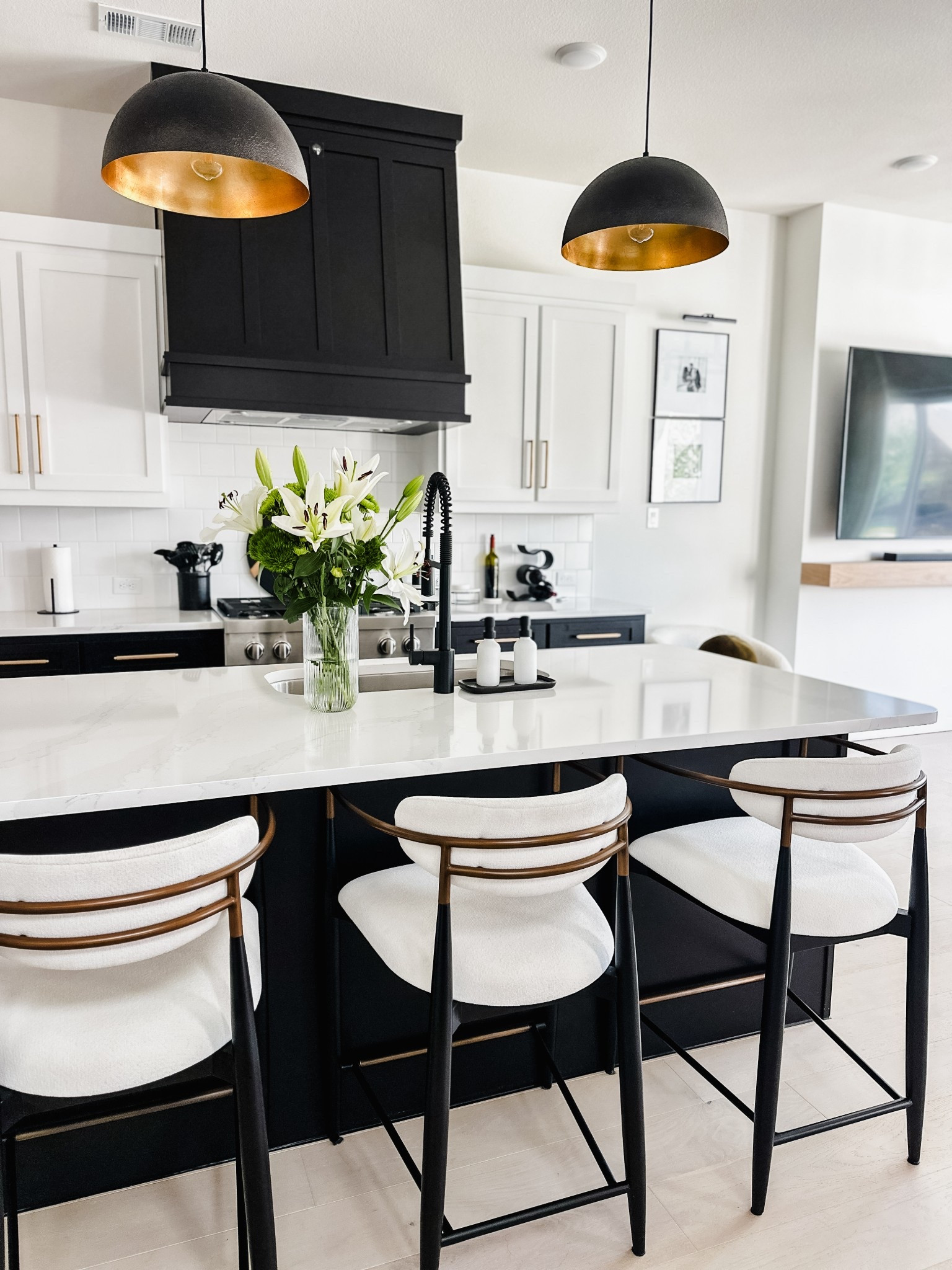 Black and white kitchen inspo 
#kitchen #kitchenisland #arhaus #homedecor #homeinspo #kitcheninspo

#LTKHome