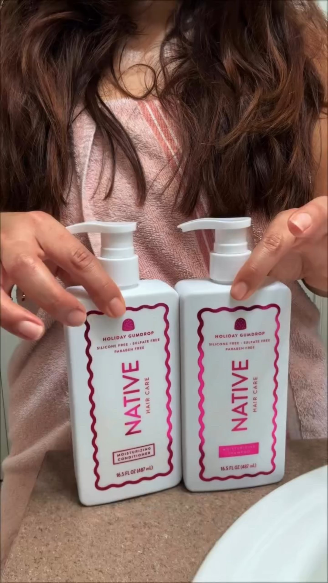 Este dúo 🎉Holiday Gumdrop de @native se volvió mi ritual de hidratación de temporada.
Champú + acondicionador sin sulfatos, parabenos ni siliconas, con aroma fresco a mandarina, melocotón y limón 🍊🍑.
Resultado: brillo, suavidad y vibes festivas ✨❄️

#complimentary #CheerfulWithNative #FreshAndFestive

@influenster
