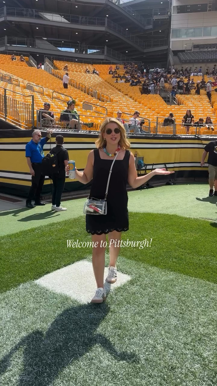 A beautiful day in the neighborhood for the NFL Draft! Went downtown yesterday and it felt like Pittsburgh was really showing off ✨🖤💛 #classicstyle #grandmillenial #pittsburghinfluencer