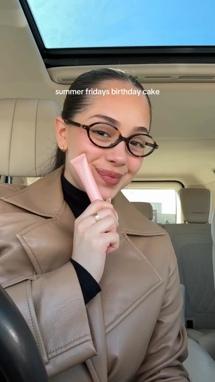 Lip combo of the day 🫶🏻🤍 @rhode peptide lip shape in shade balance & @summerfridays lip butter balm in the limited edition shade birthday cake  #summerfridays #rhode #lipliner #makeup
