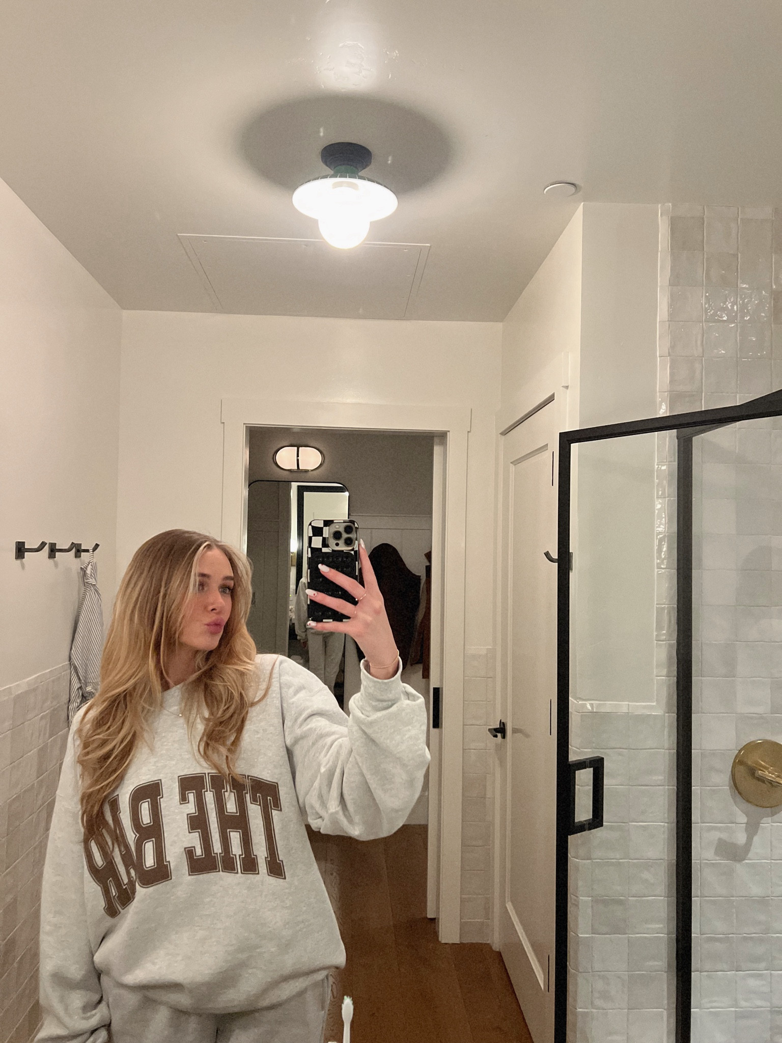 Can you tell i’m obsessed with the bar lol 
large sweatshirt 
small sweatpants 

#LTKtravel #LTKbeauty #LTKstyletip