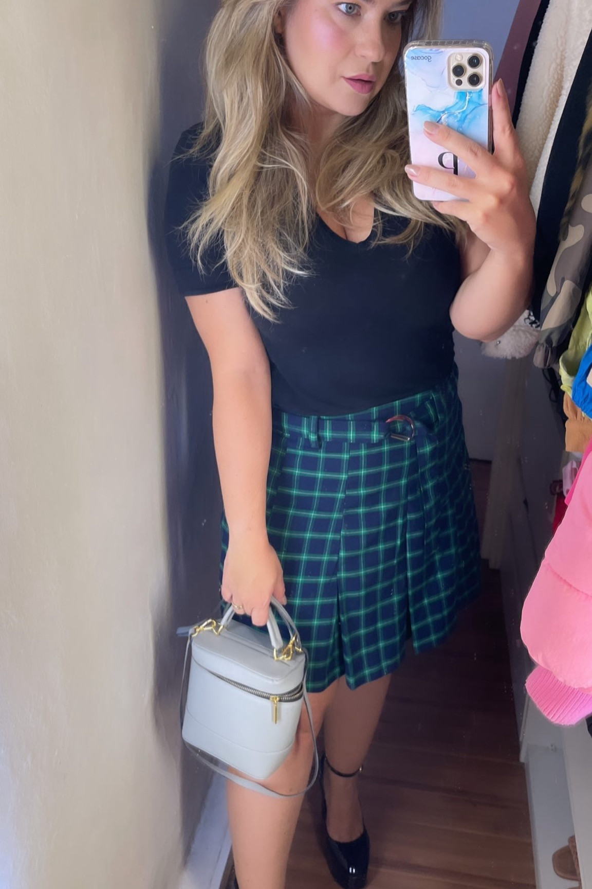 Uma saia xadrez e uma camiseta decote V e pronto, look lindo saindo 🤩

#LTKbrasil #LTKover40 #LTKworkwear