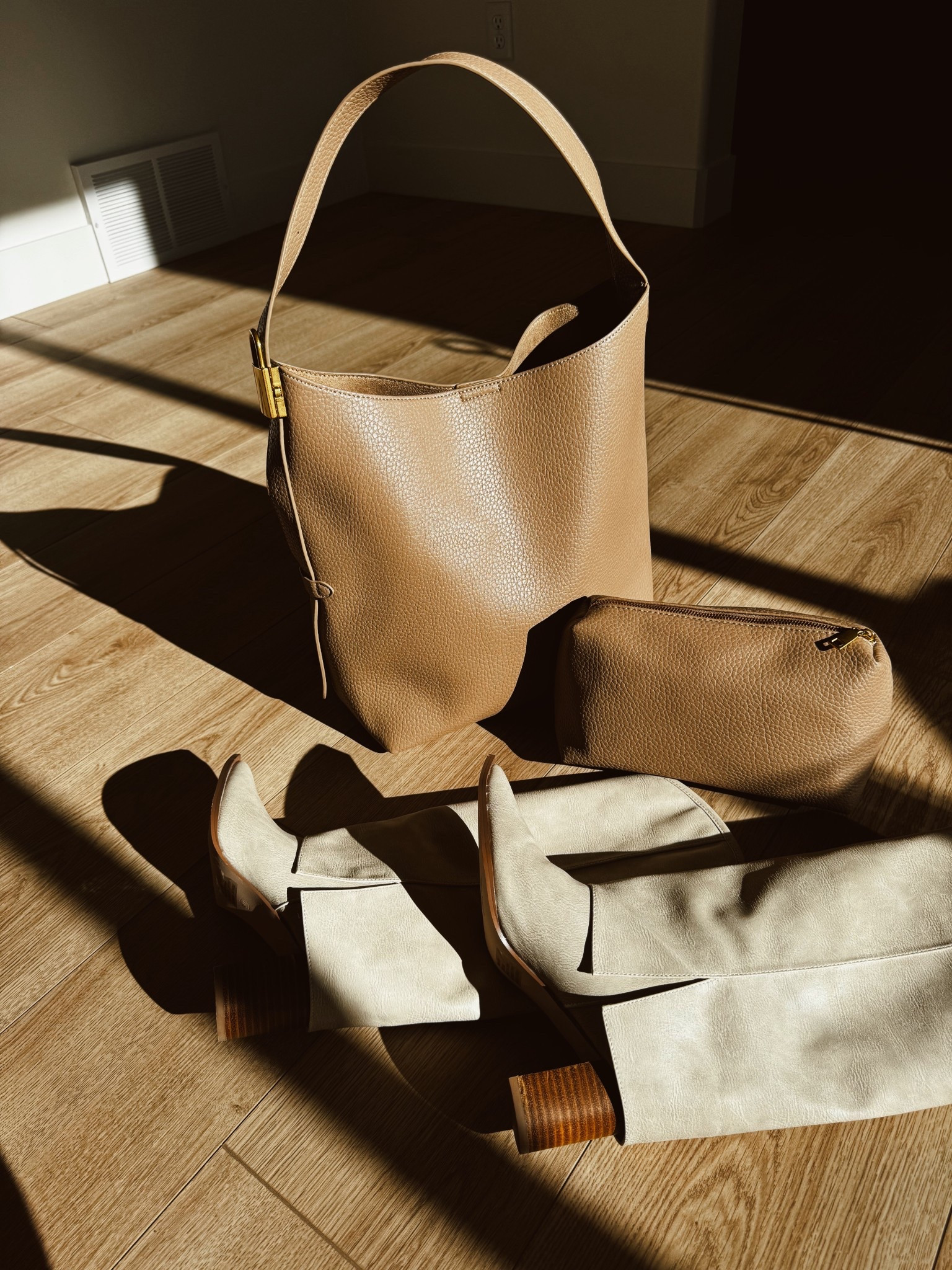 Can’t get over this tote bag and boots! This color is sold out but the brown and black boots are still in stock! Use code BLUSHBASICS35 !! @vici

#LTKWorkwear #LTKU #LTKootd