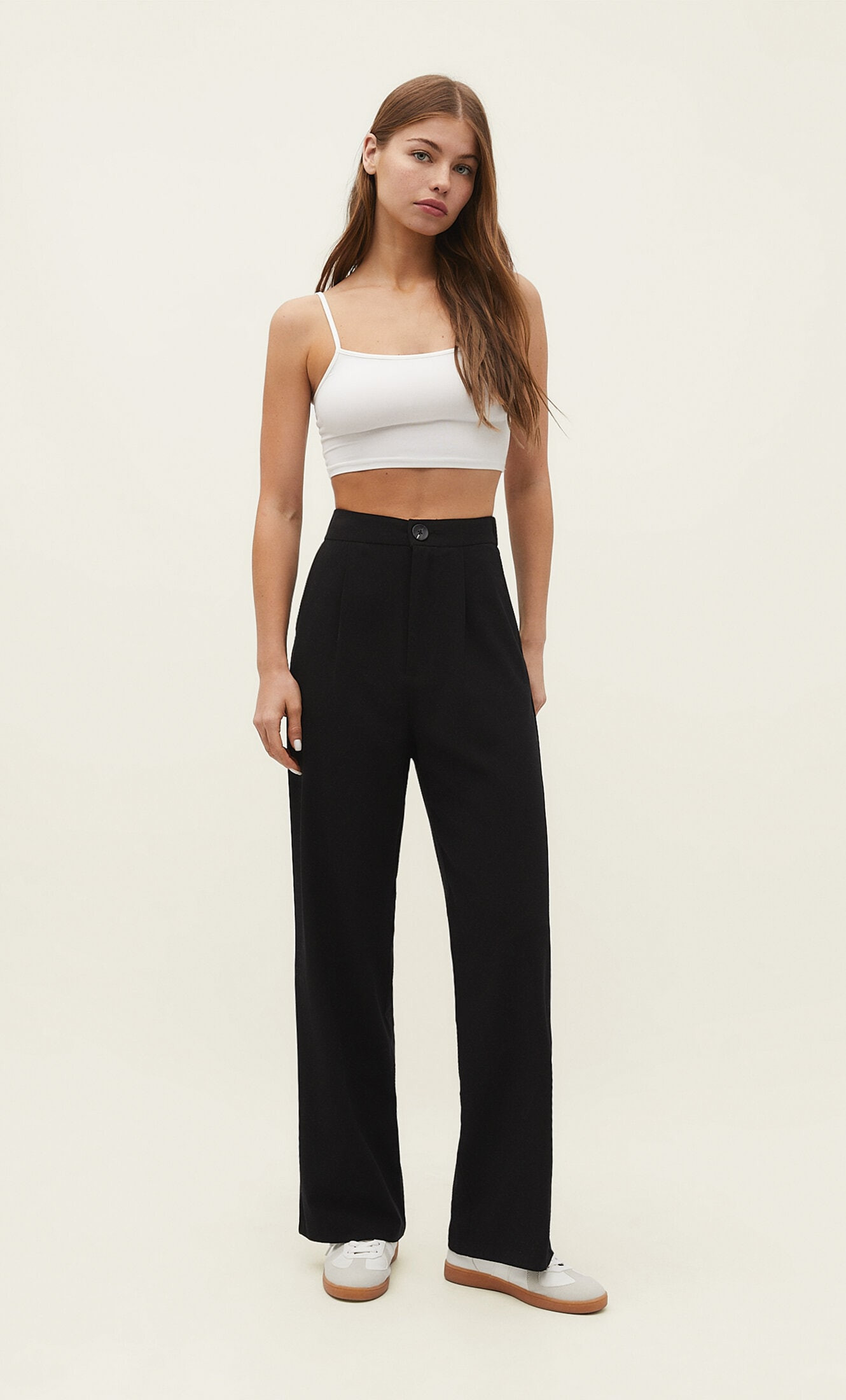 Broek in recht model met bandplooi en sluiting met rits en knoop. | Stradivarius (NL)