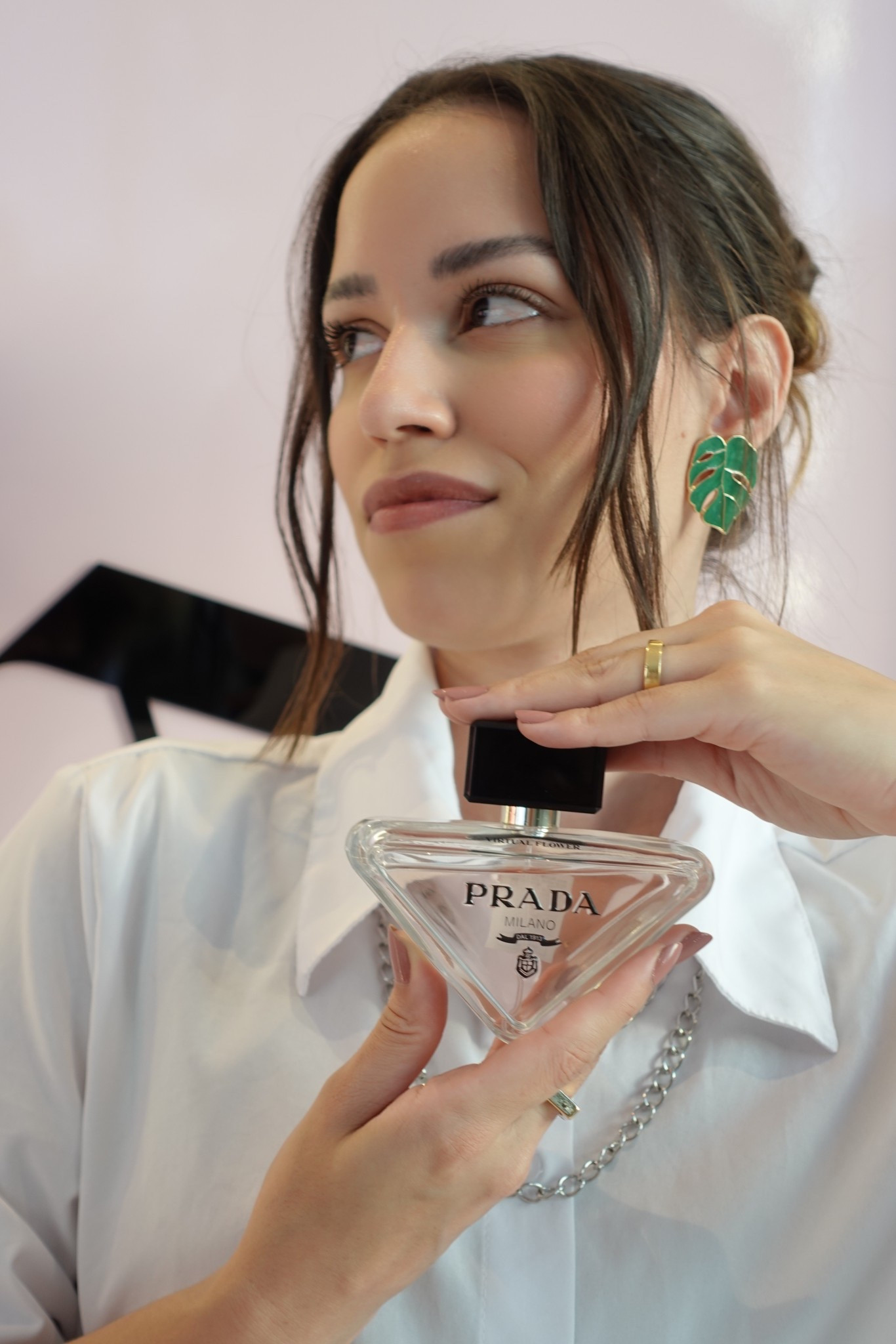 Inovação, frescor e muita elegância em um frasco 🌸

Quando a inteligência artificial encontra a perfumaria de luxo… nasce Prada Paradoxe Virtual Flower, a fragrância perfeita para quem ama o inesperado. 