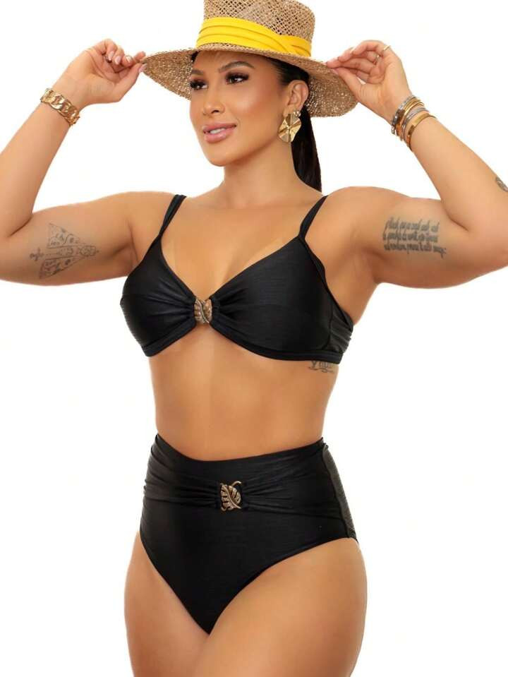 Biquini Top Bojo com Detalhe de Metal Exclusivo e calcinha Alta Hot Pant com Cinto e Detalhe de M... | SHEIN