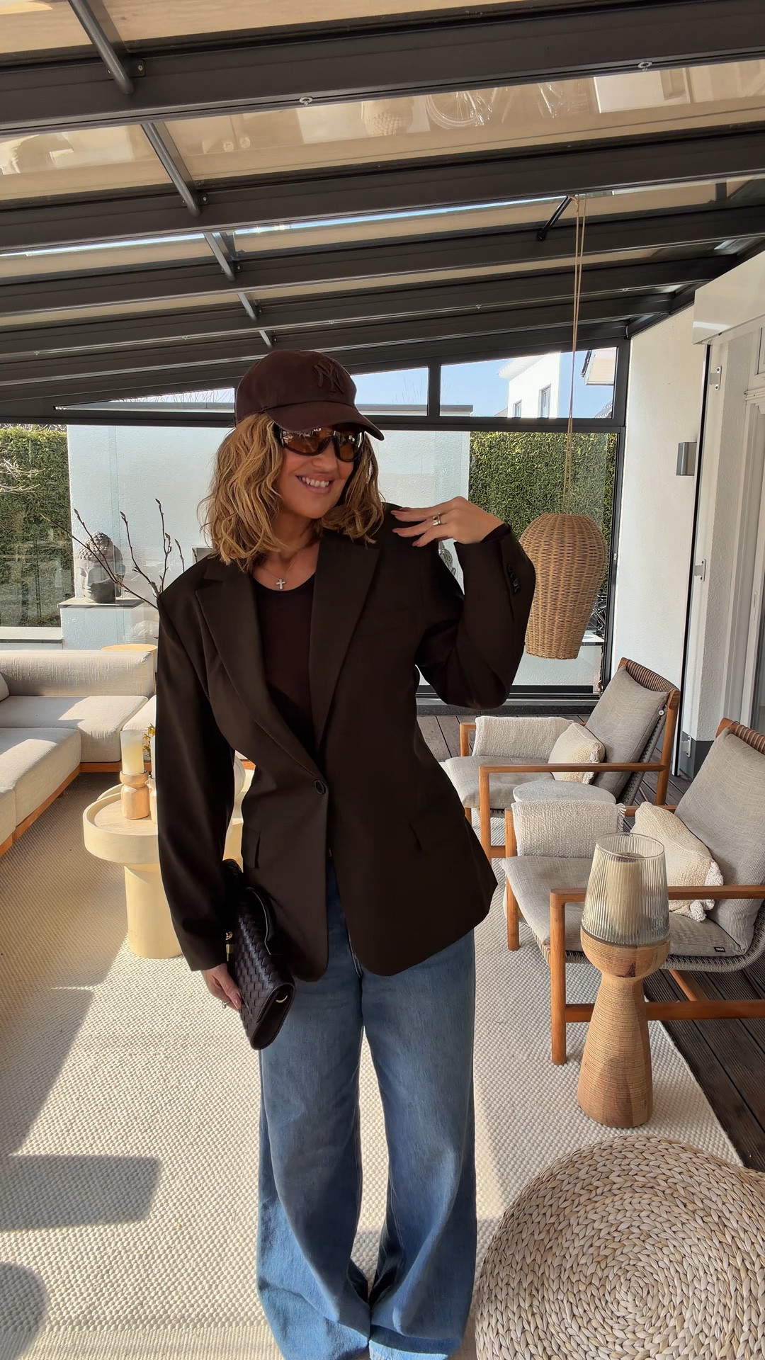 Der braune Blazer mit Schulterpolstern ist einfach perfekt fürs Frühjahr. Ich liebe diesen Schnitt, weil er sofort Struktur ins Outfit bringt und selbst ein ganz schlichtes Styling besonders wirken lässt. 
Für mich ist er gerade das Teil, das man schnell überwerfen kann und trotzdem sieht alles direkt angezogen und stimmig aus. Genau solche Pieces liebe ich – unkompliziert, aber mit Wirkung. 🤎

Wie gefällt dir der Look ?