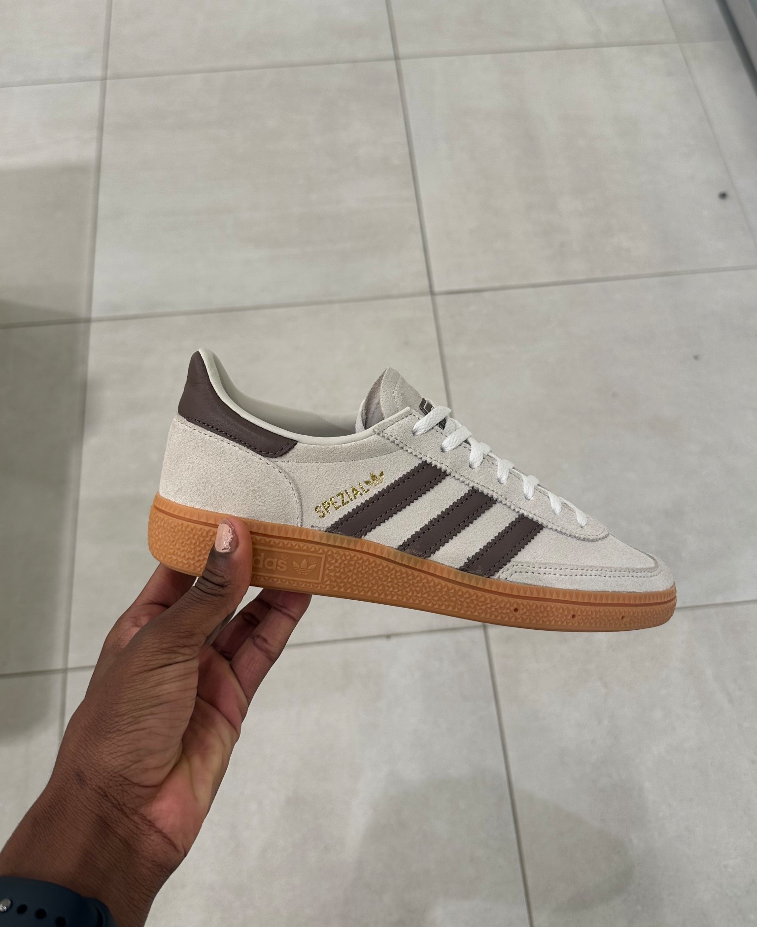 The perfect autumn staple trainer 🍂🍂🍂

Tags: autumn , leaves , transition , transitional weather , autumnal , adidas 

#LTKuk #LTKeurope #LTKautumn