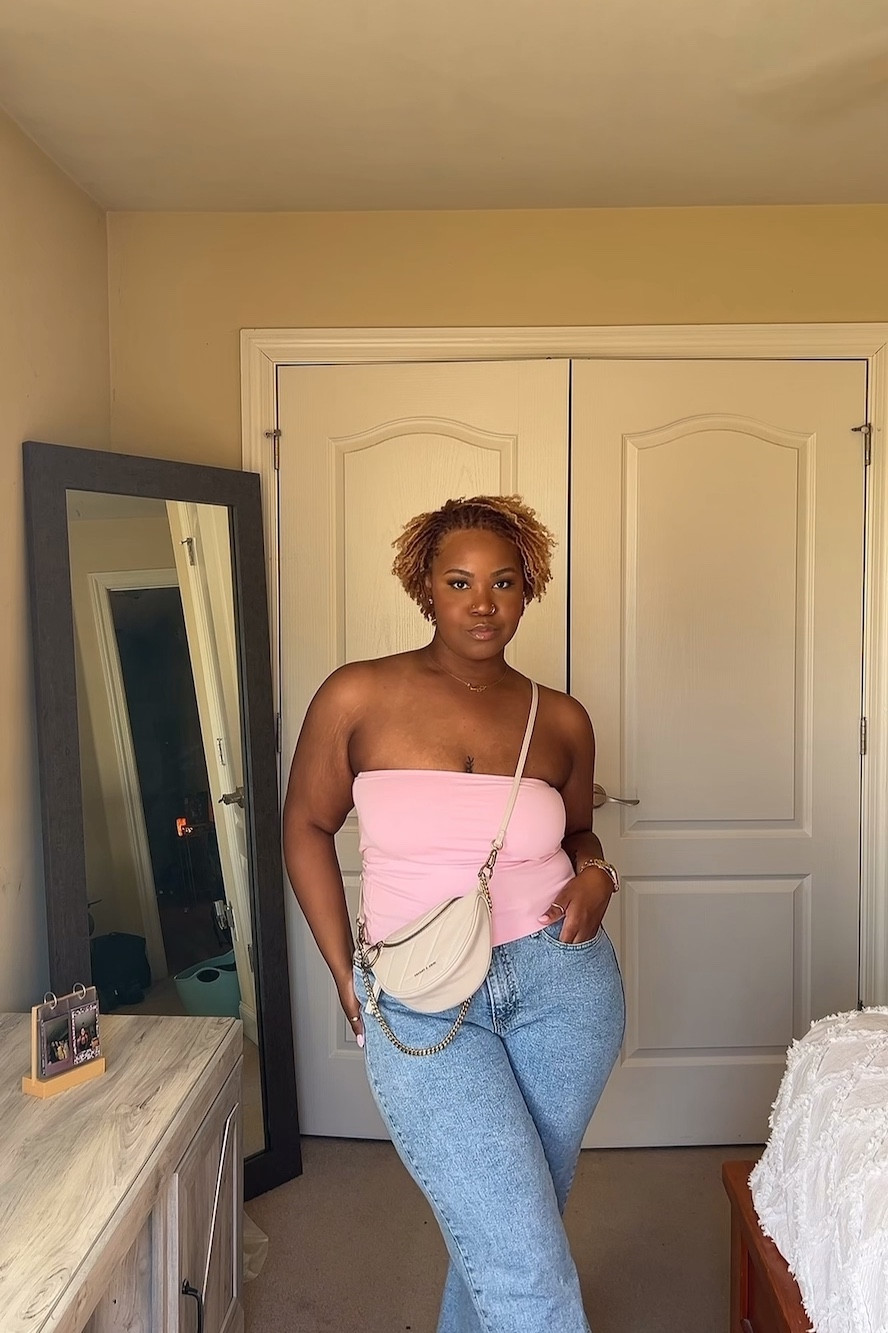 Size 2x in the top because it runs a little small and size 16 in jeans. I also cut the ends of the jeans.