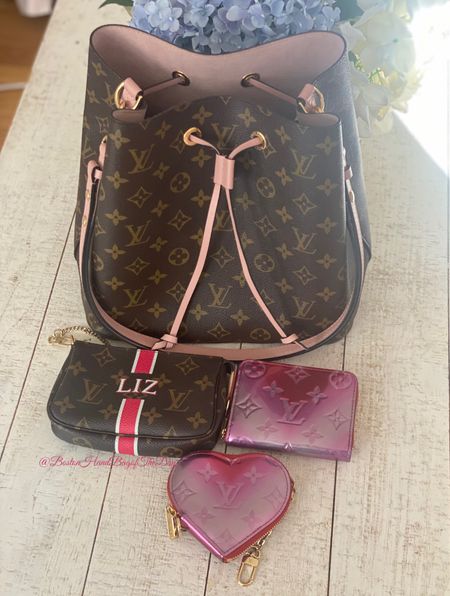 Day 8 of Bag Switch:
Happy Monogram Monday! Using my LV Neo Noe in monogram with the Rose Ballerine interior. Matched the monogram with My heritage Mini Pochette, Degrade Vernis Zippy Coin and matching heart coin. 

#LTKstyletip #LTKitbag