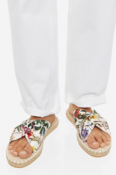 Pantoletten-Espadrilles mit Twistdetail | H&M (DE, AT, CH, NL, FI)