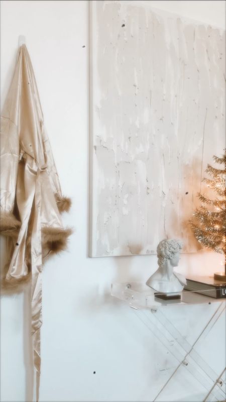 Fun bedroom decor tip- buy a cheap faux silk and fur robe and hang it up for a cozy/luxury look! Grabbed this one for $20

Faux fur robe, acrylic folding table, gold tabletop Christmas tree, threshold Christmas 


#LTKHoliday #LTKSeasonal #LTKhome