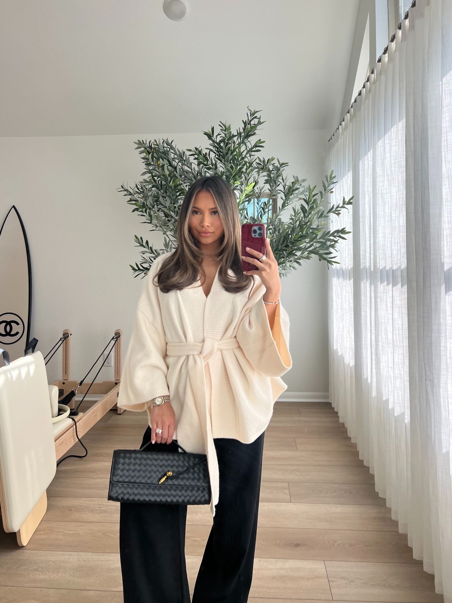 Wearing size m/l in the cardigan for oversized cozy look 