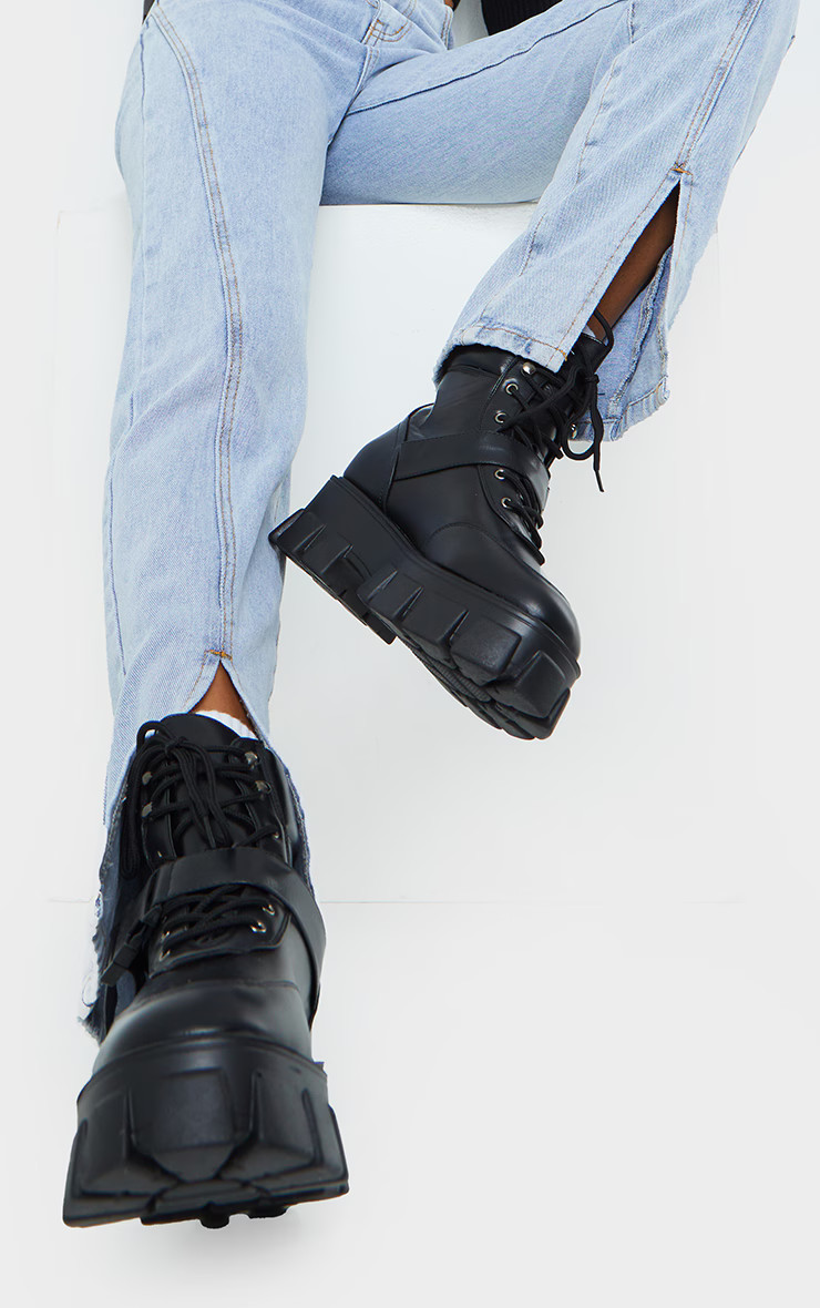 Bottines noires style randonnée à semelle très chunky et détail mousqueton | PrettyLittleThing (FR)